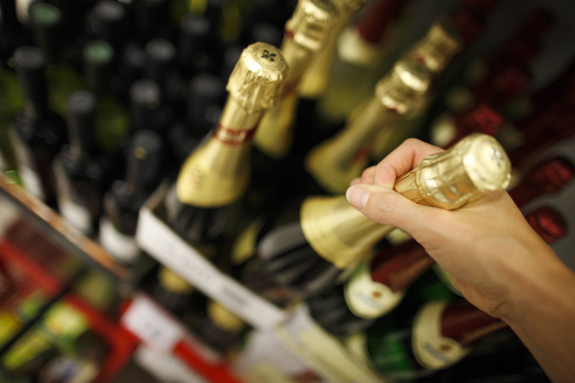 Врач рассказал, кому противопоказано употребление шампанского в новогоднюю ночь