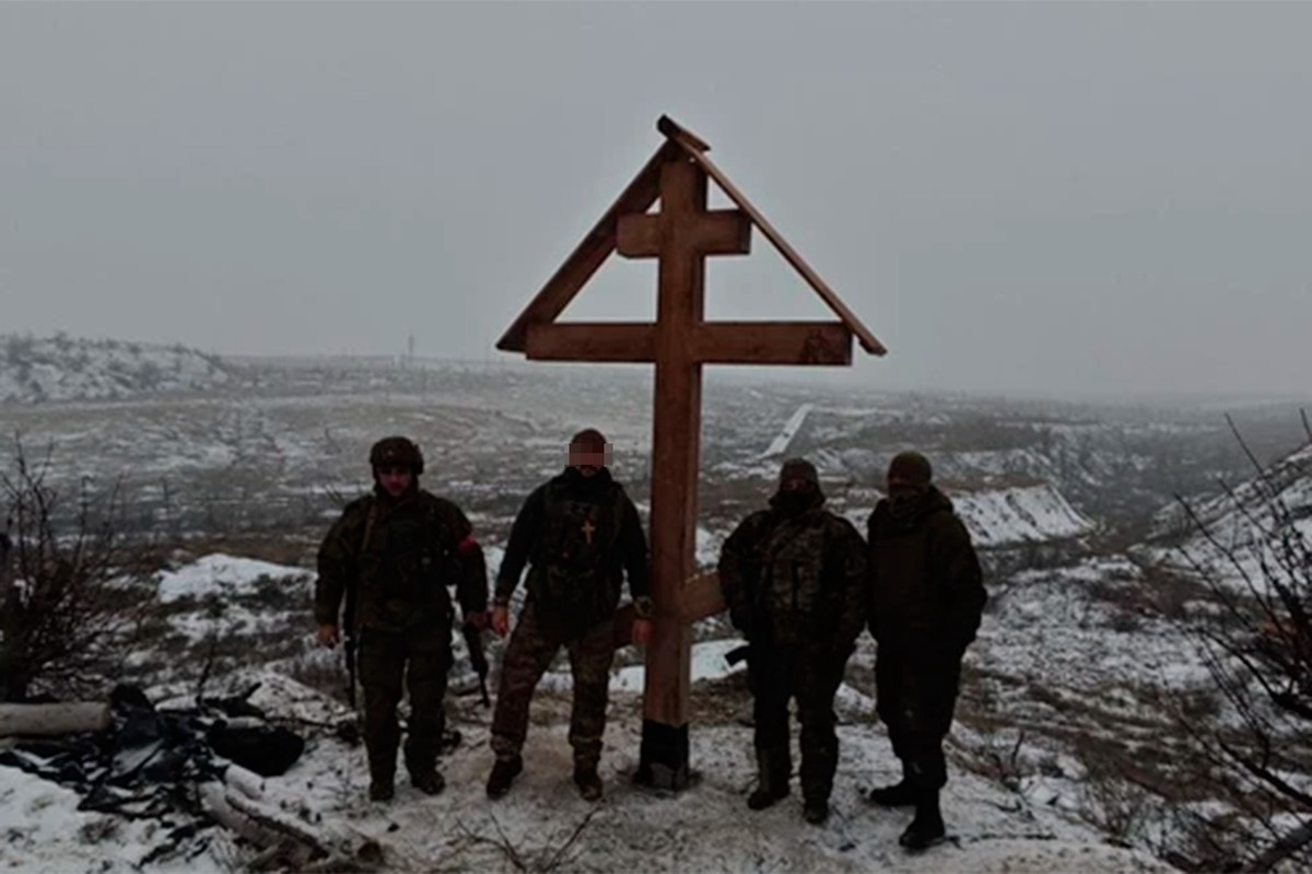 Кресты в память о подвигах бойцов СВО появились в городах ЛНР 
