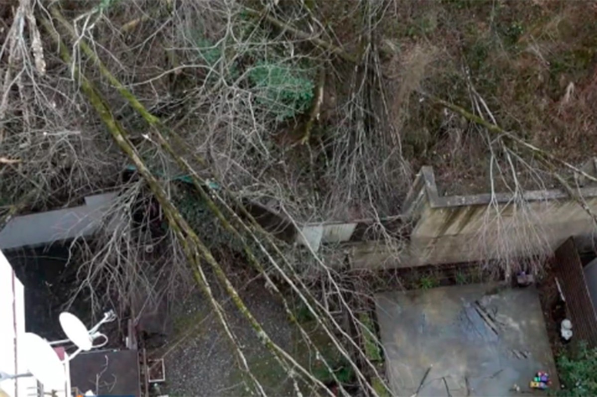 Жители дома в Адлере просят помощи из-за оползня