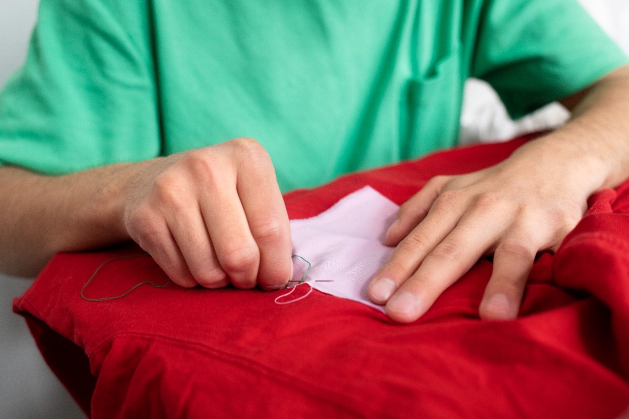 Не спешите выбрасывать: как починить любимую вещь так, что никто и не заметит