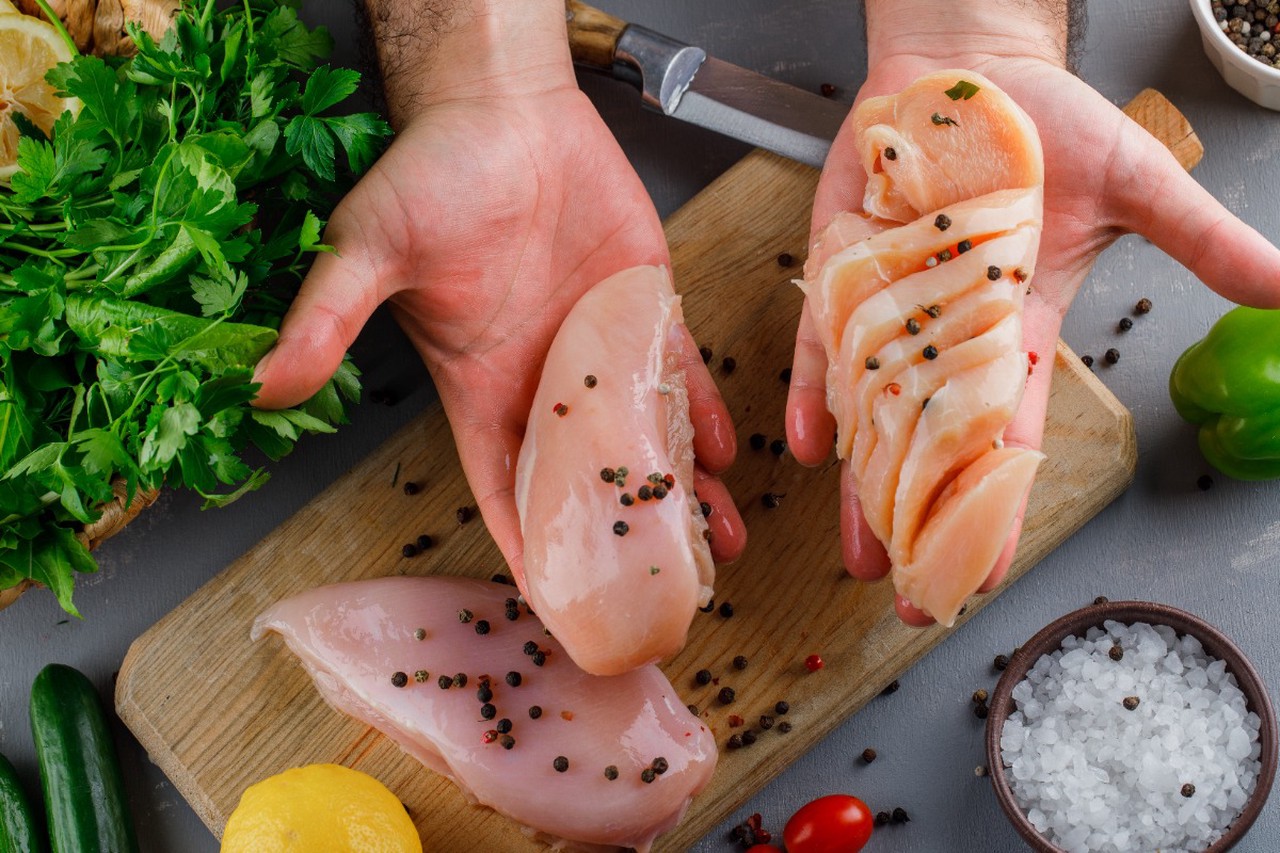 Забудьте о сухом мясе: научный подход к тому, как сделать любую куриную грудку сочной и ароматной
