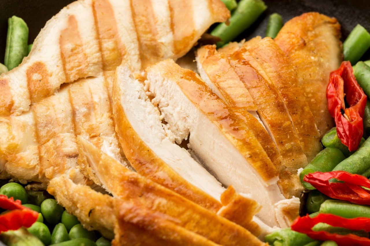 Забудьте о сухом мясе: научный подход к тому, как сделать любую куриную грудку сочной и ароматной