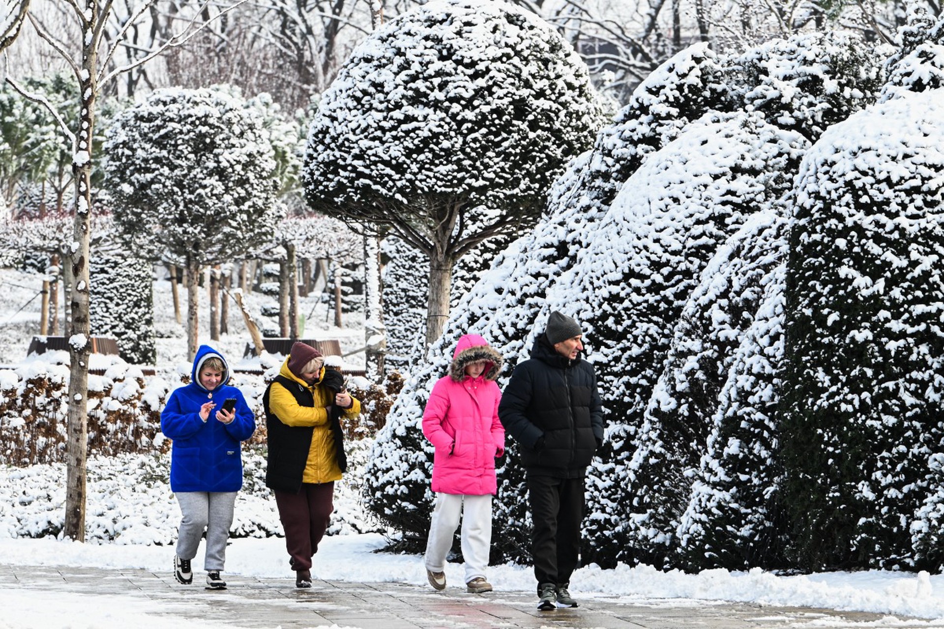 Снегопад оставил без света десятки тысяч жителей российского региона
