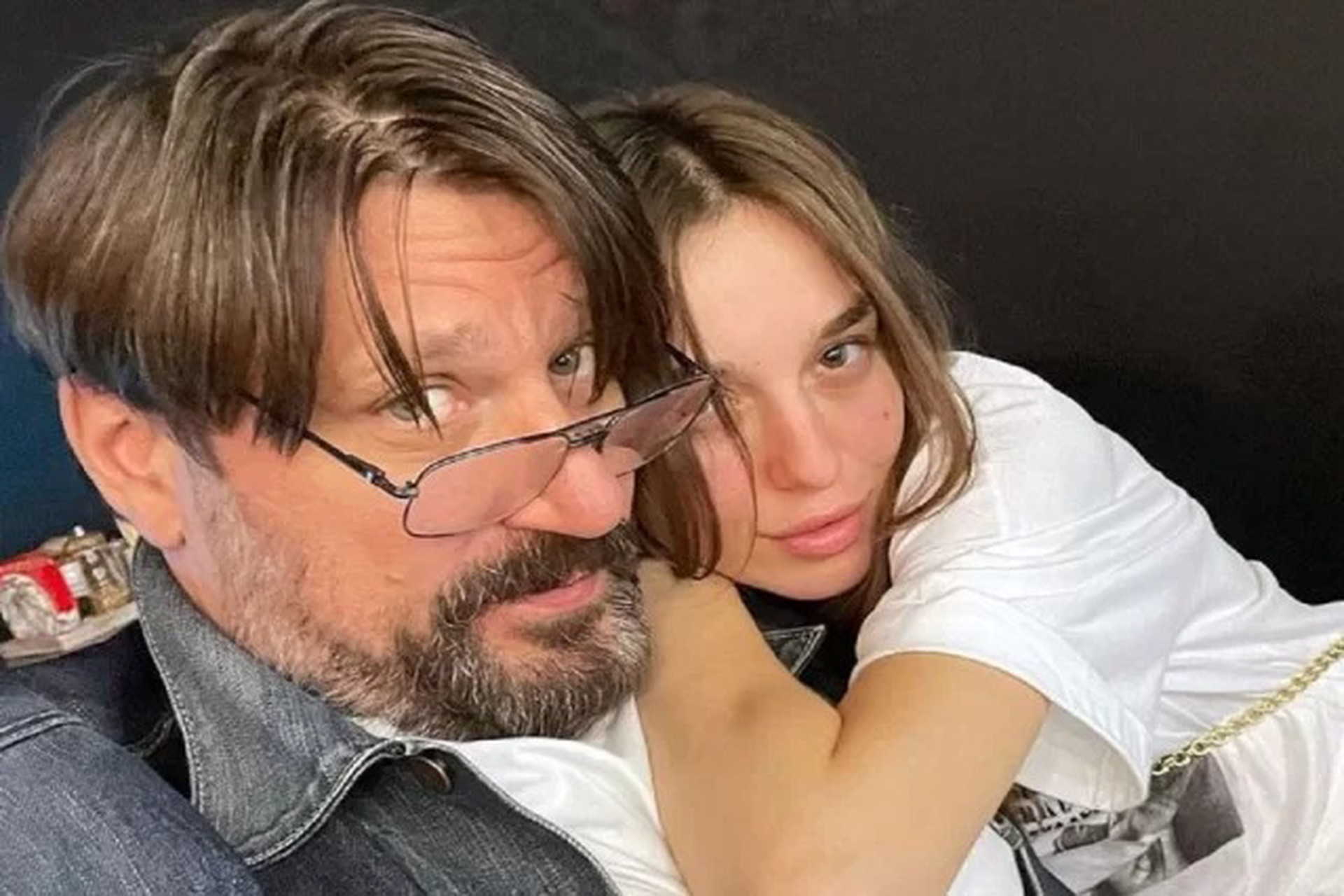 Звезда сериала «Счастливы вместе» обозвал свою жену сумасшедшей