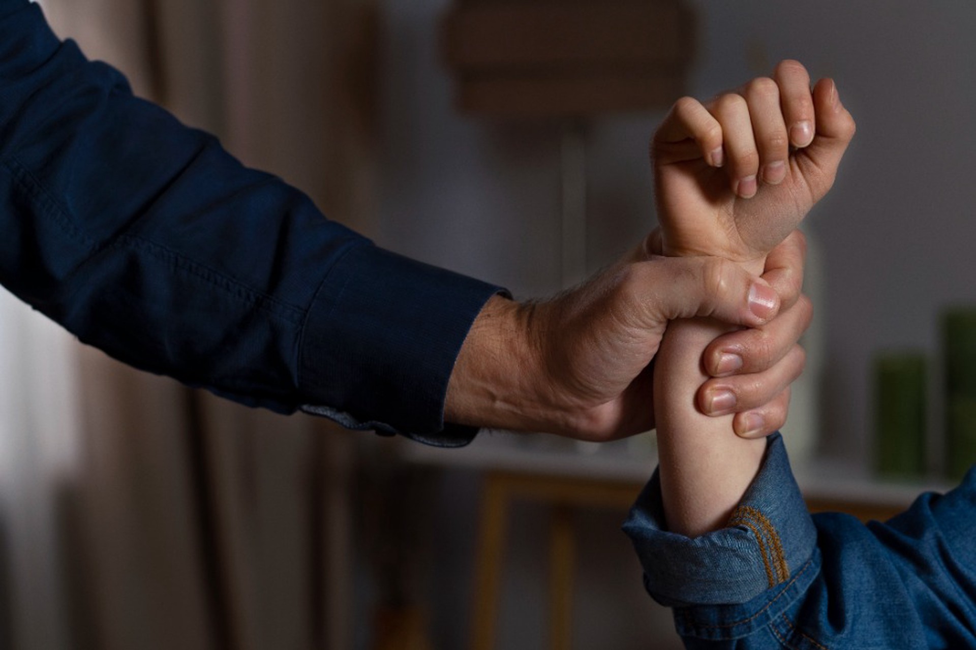 Отчим совершил страшный грех над своей падчерицей во время Рождества