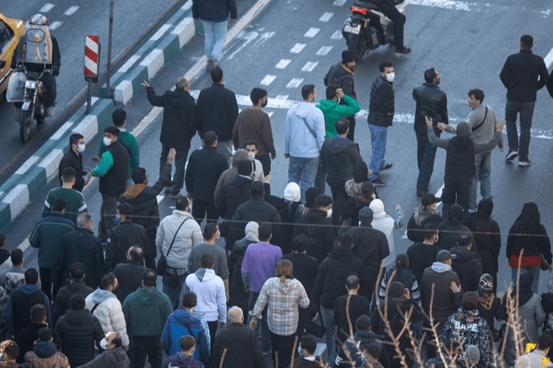 «Безжалостно стреляют»: протесты в Иране превратились в настоящее поле боя