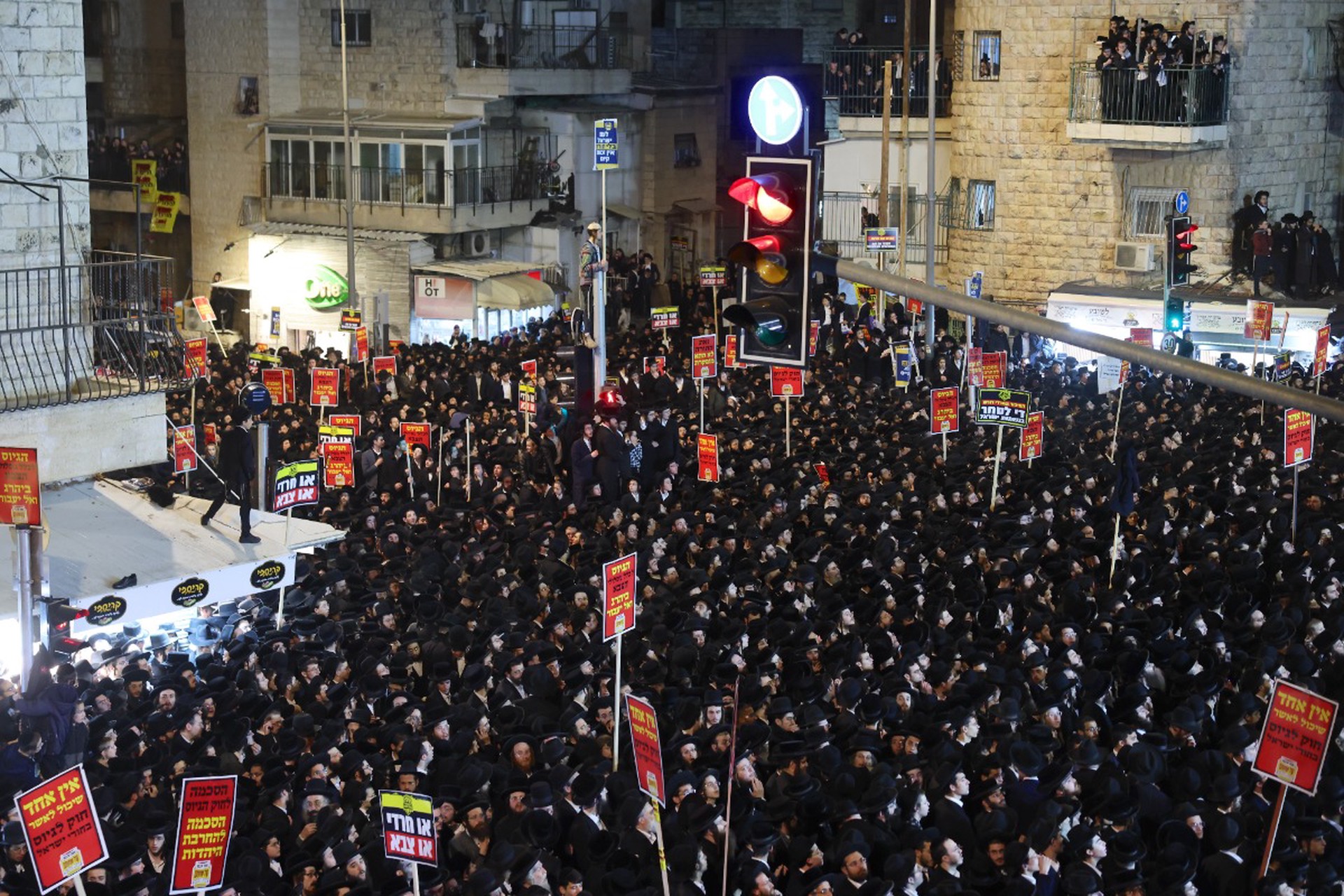 Автобус протаранил толпу протестующих в Иерусалиме: есть погибший