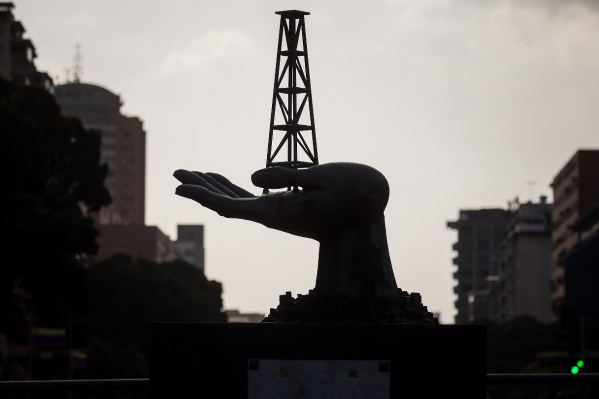 Венесуэла отдаст США миллионы баррелей нефти