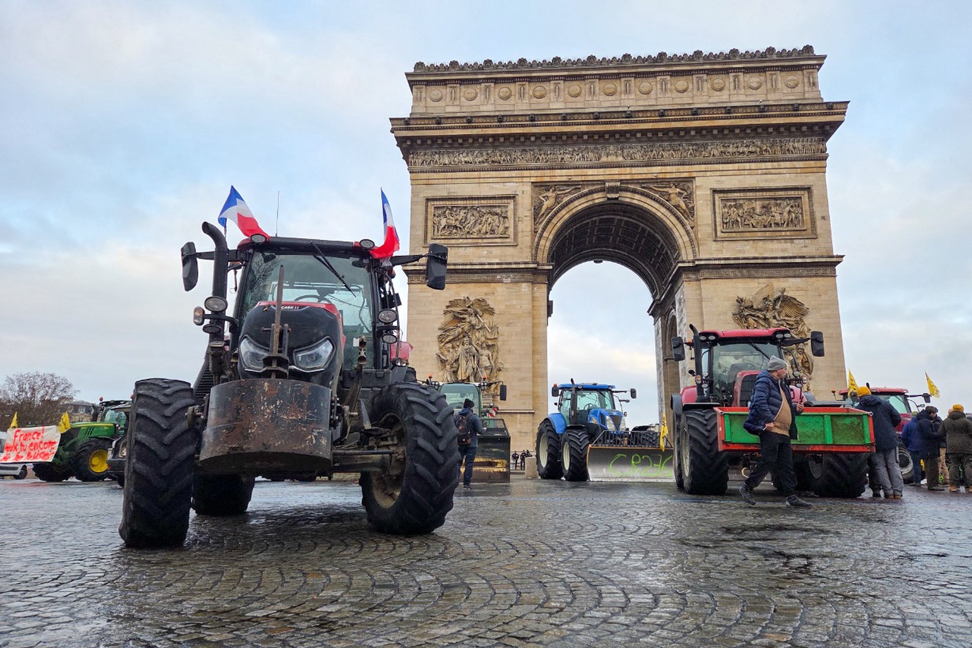 Париж с запахом: фермеры засыпали навозом центр гламурного города