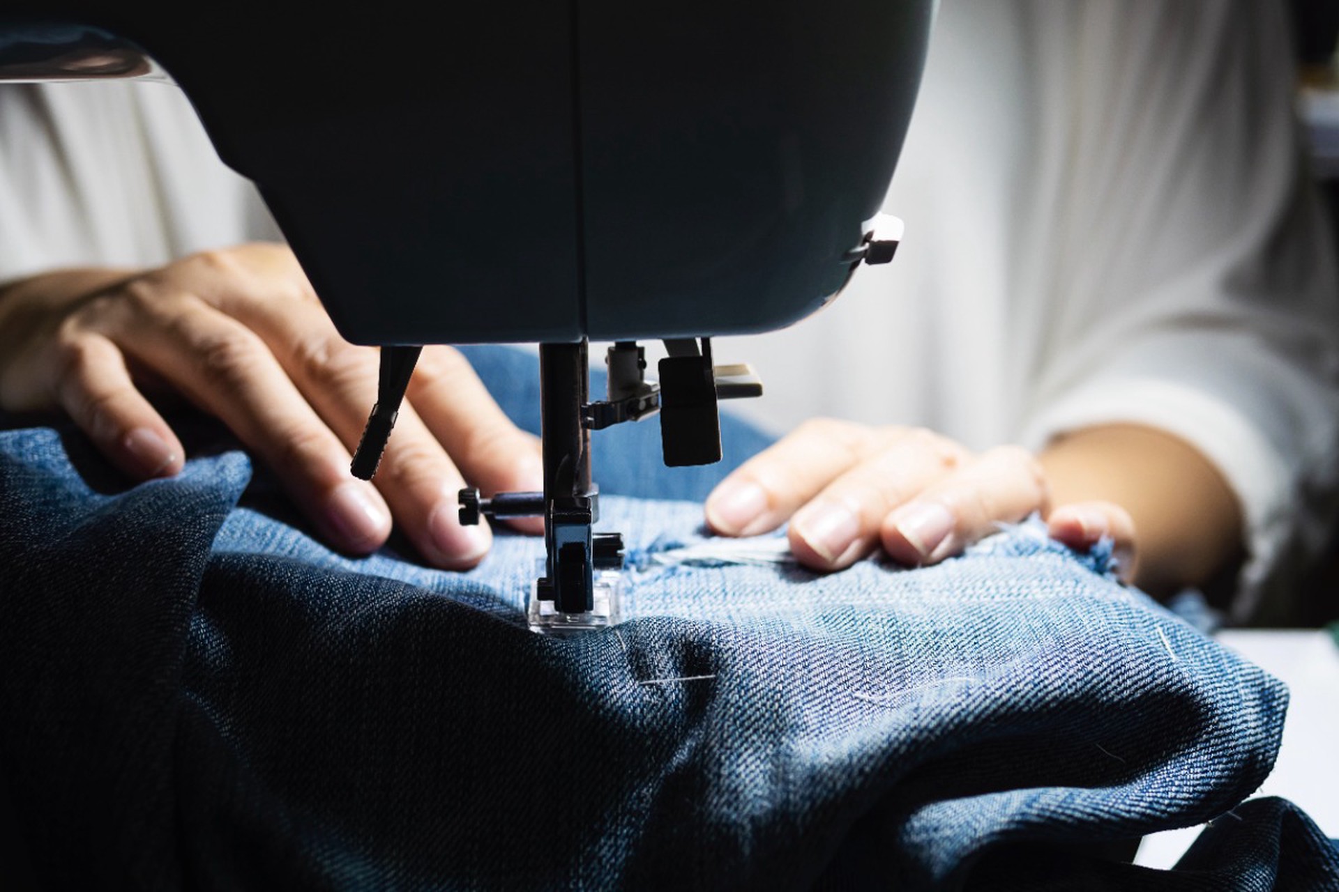 Не спешите выбрасывать: как починить любимую вещь так, что никто и не заметит