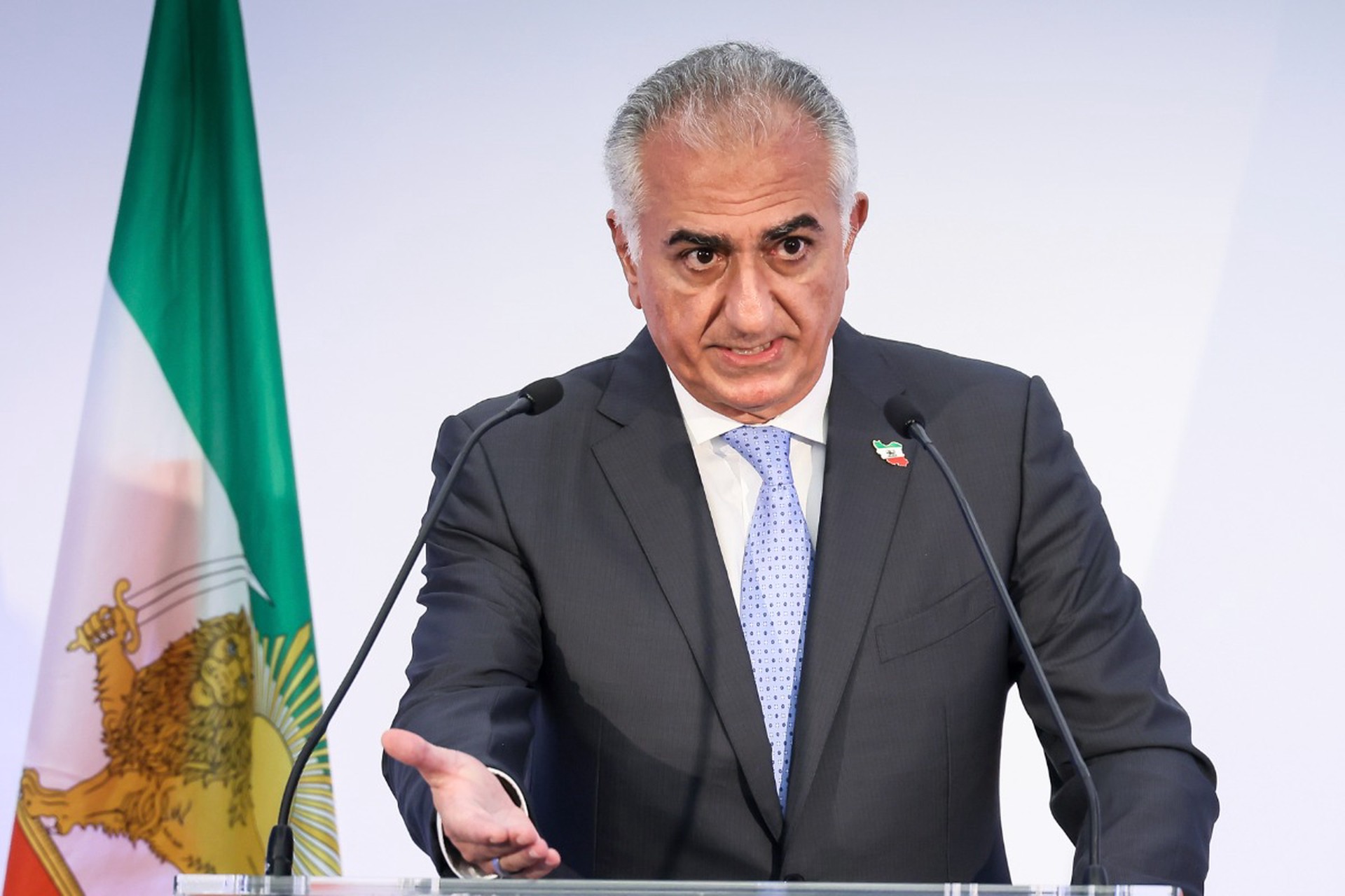 Наследник шахской династии призвал иранцев к захвату городов