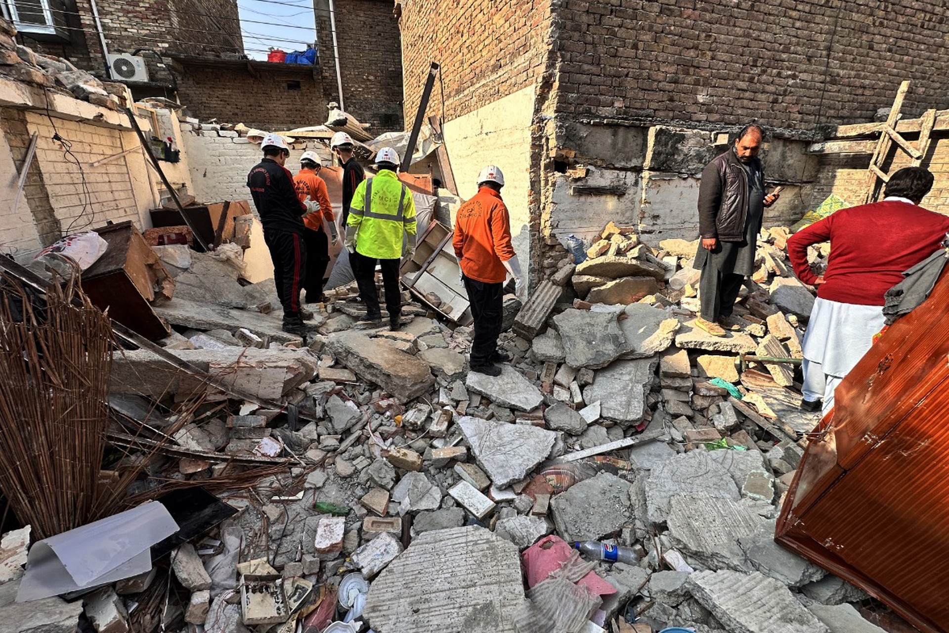 Восемь человек погибли из-за взрыва газа на свадьбе