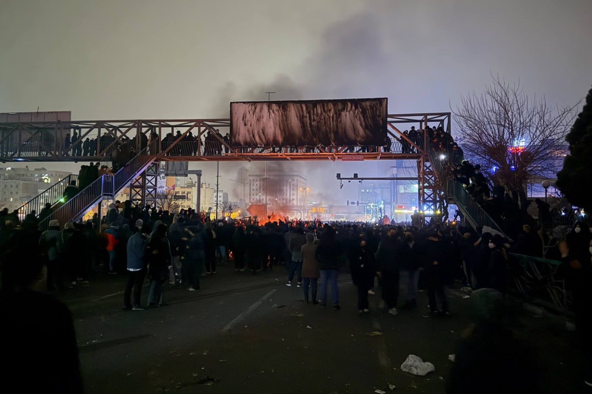 Нет интернета, людей призвали выйти на улицы. Что происходит в Иране