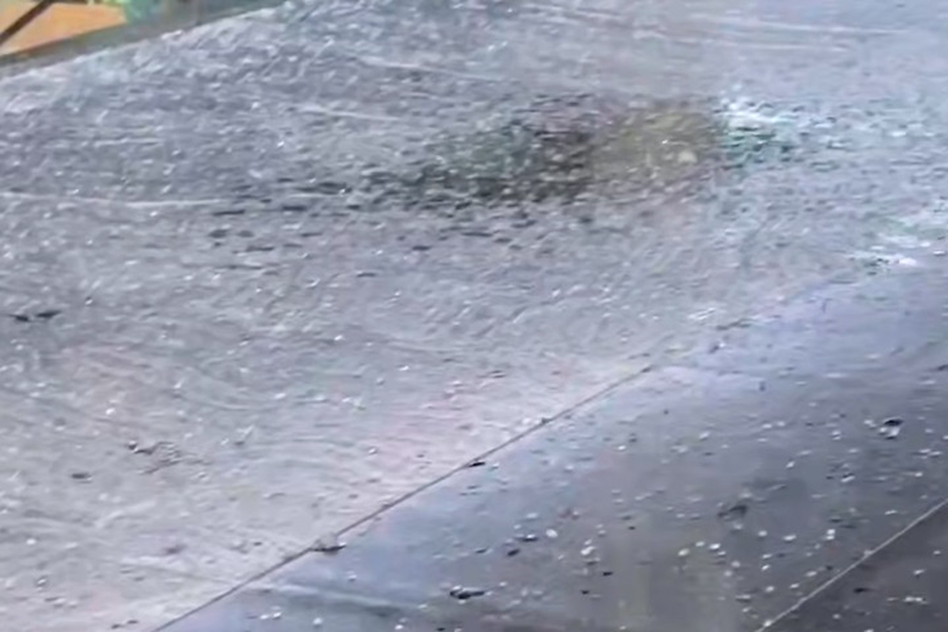 Человек чудом не погиб при разрушении крыши в российском небоскребе