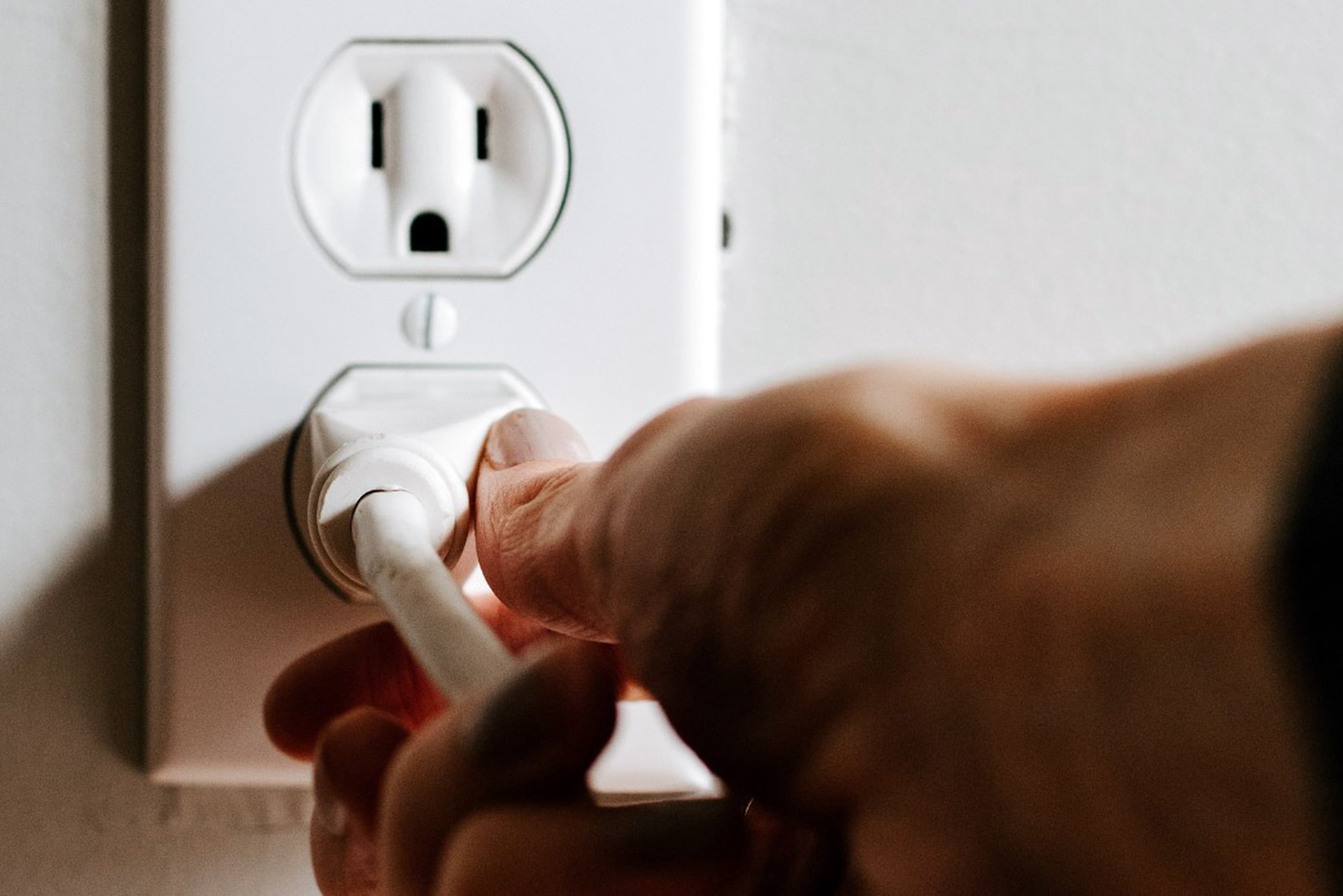 Стало известно, какие электроприборы нельзя выдергивать из розеток