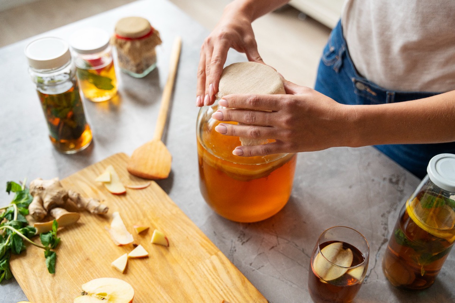 Оживляем бабушкин рецепт: полный гид по чайному грибу для современных хозяек