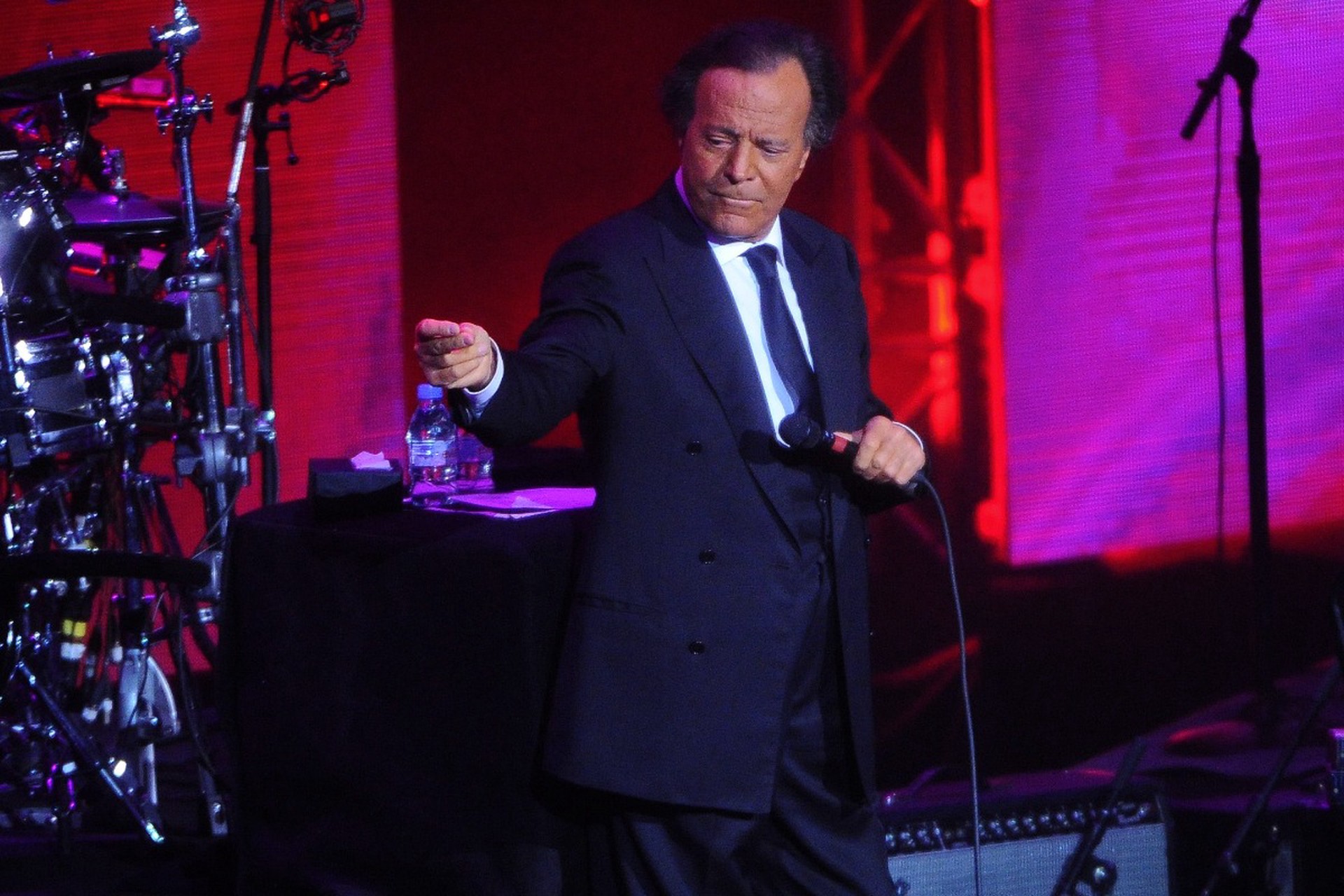 Популярного артиста обвинили в сексуальных домогательствах домработниц