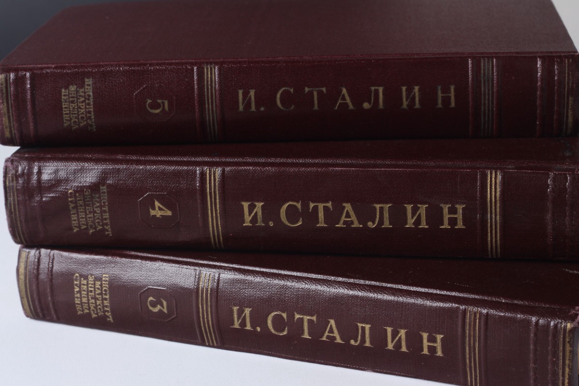 Пользу учебника на базе работ Сталина оценил экономист