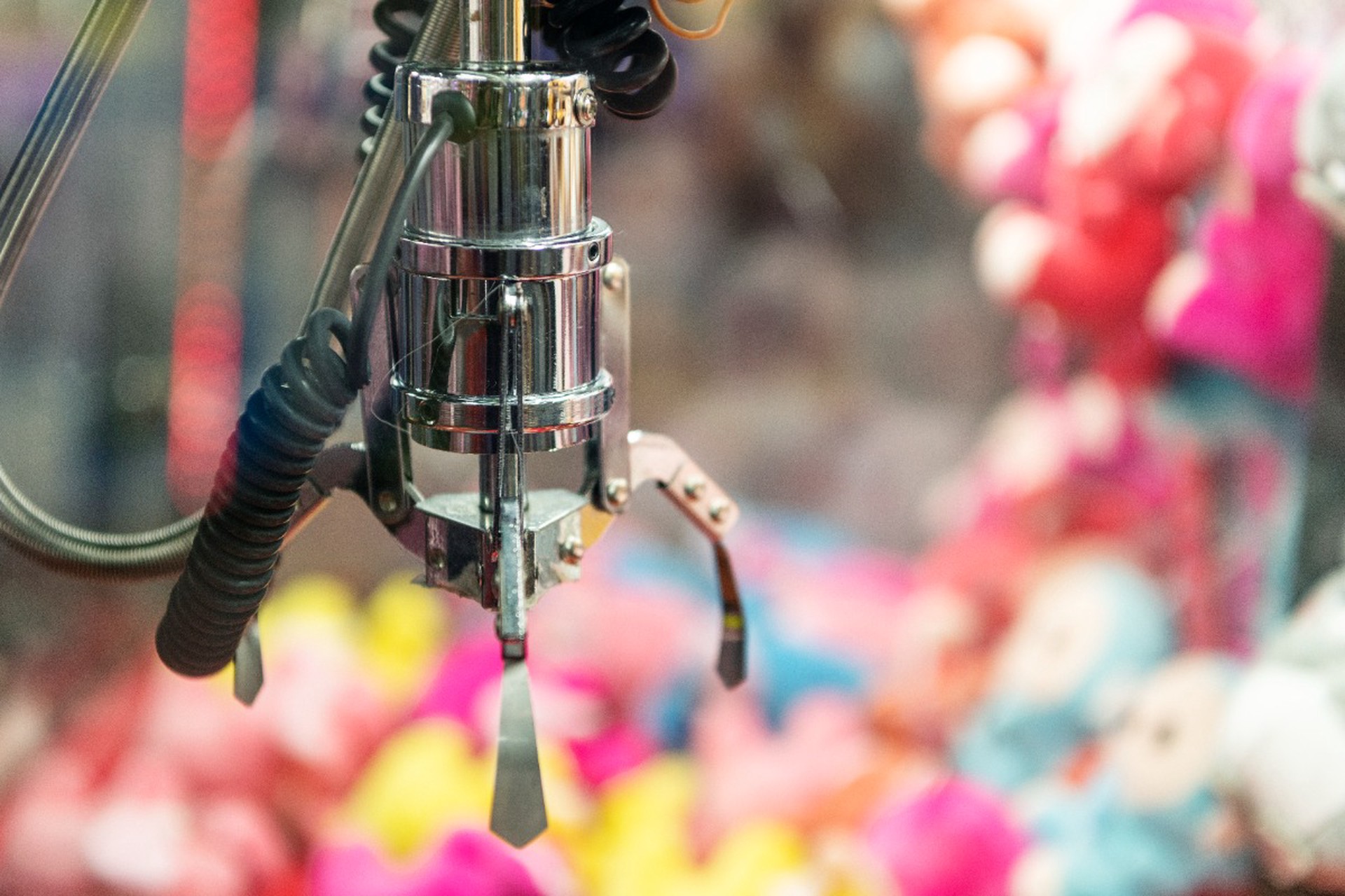 Пьяный мужчина украл игрушки из автомата и раздал их прохожим