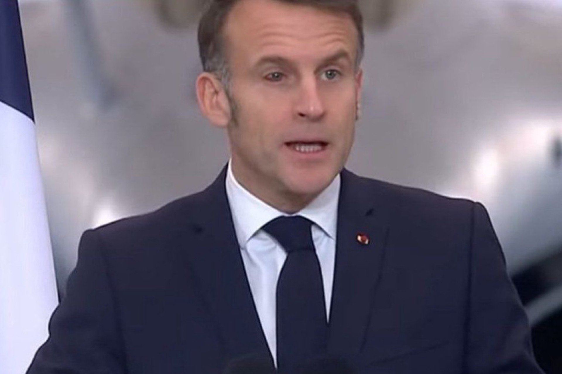 «Снова избила жена»: Макрон появился на публике с окровавленным глазом