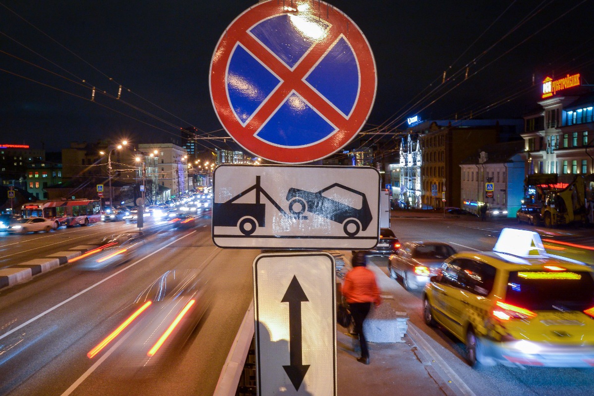 Отсрочку перед эвакуацией предложили давать владельцам авто в России