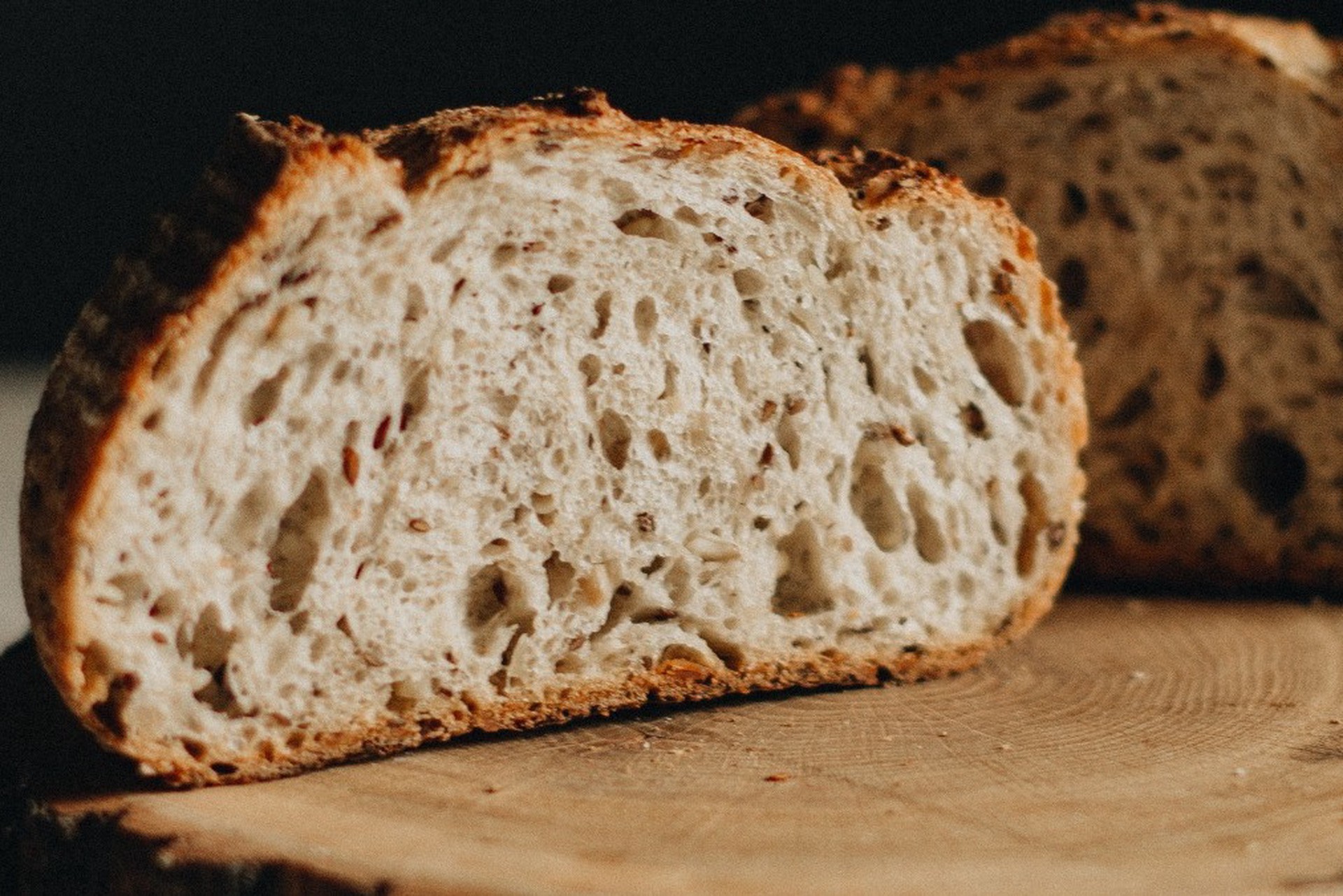 «Сошли с ума»: африканцы оправдались за хлеб в мусоре 