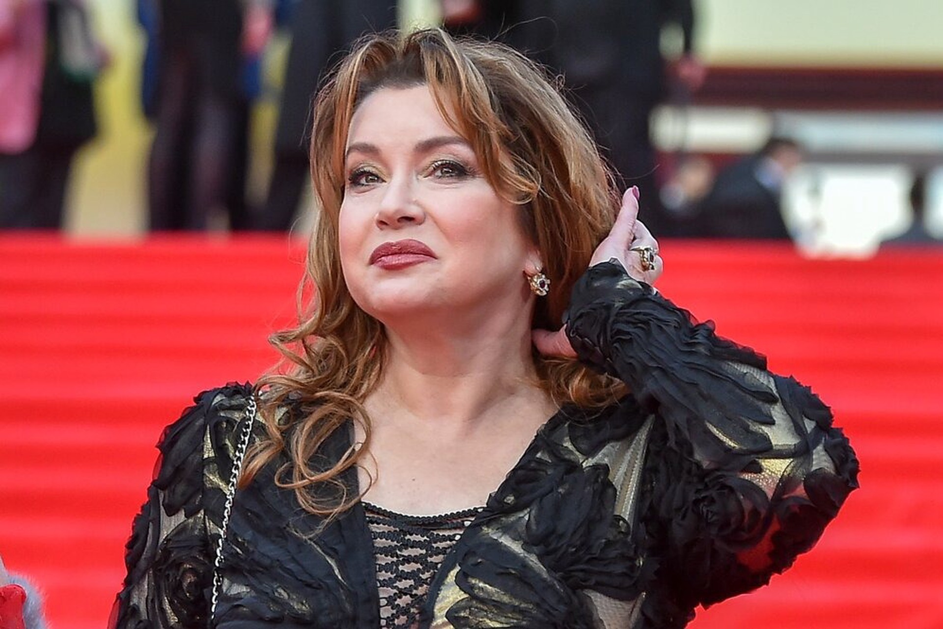 Адвокат дал ценный совет получившей дырку в подбородке Сотниковой