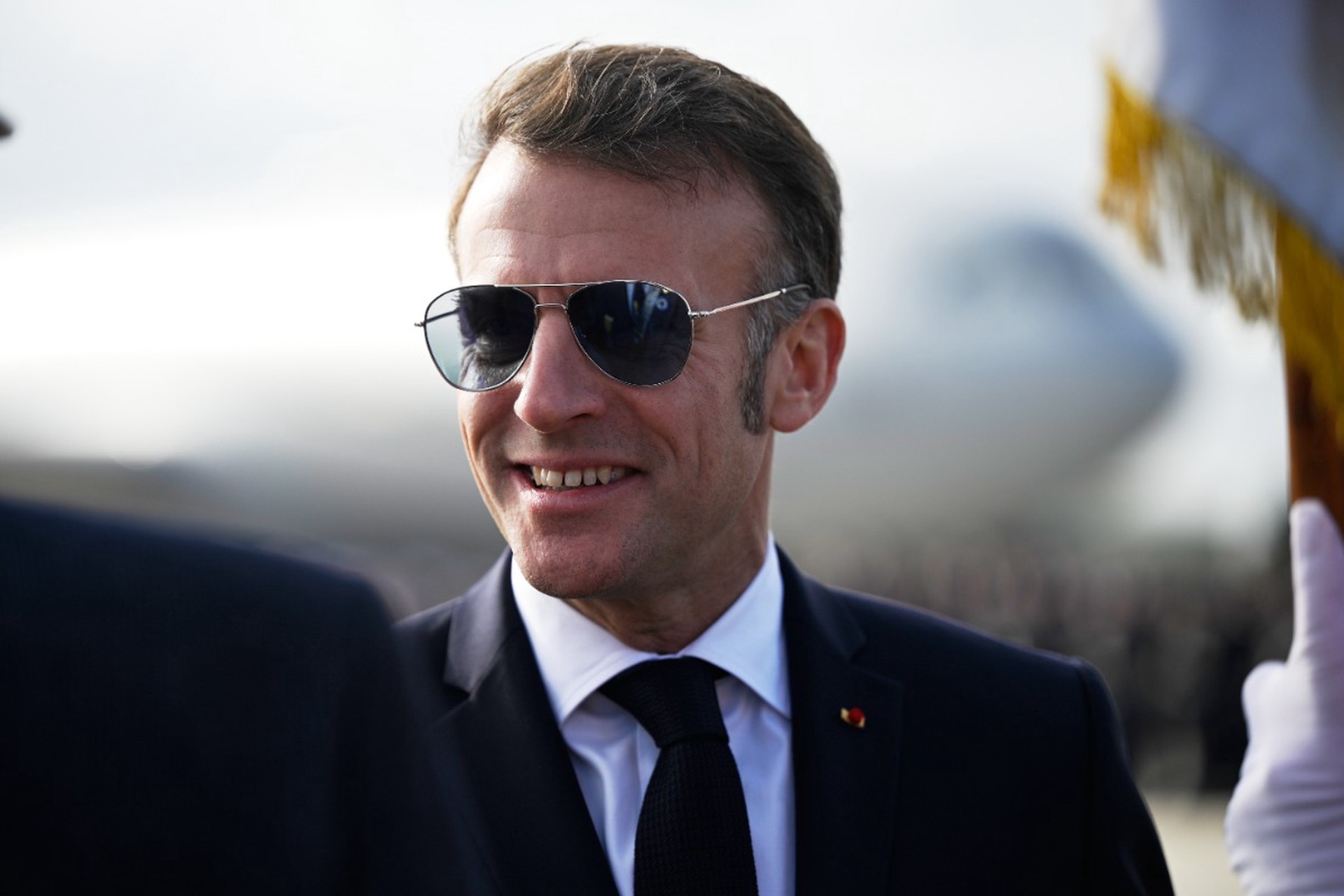 Макрон снова удивил публику своим выходом