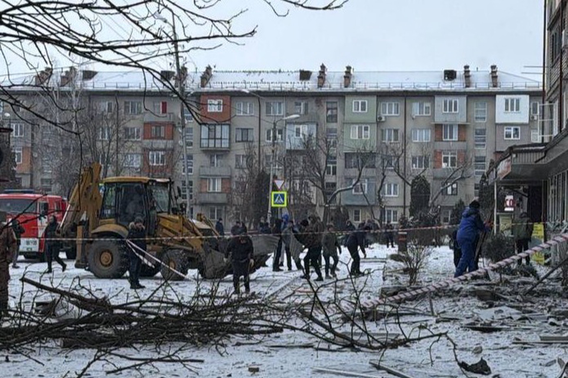 Три человека пострадали при падении обломков дронов в Беслане