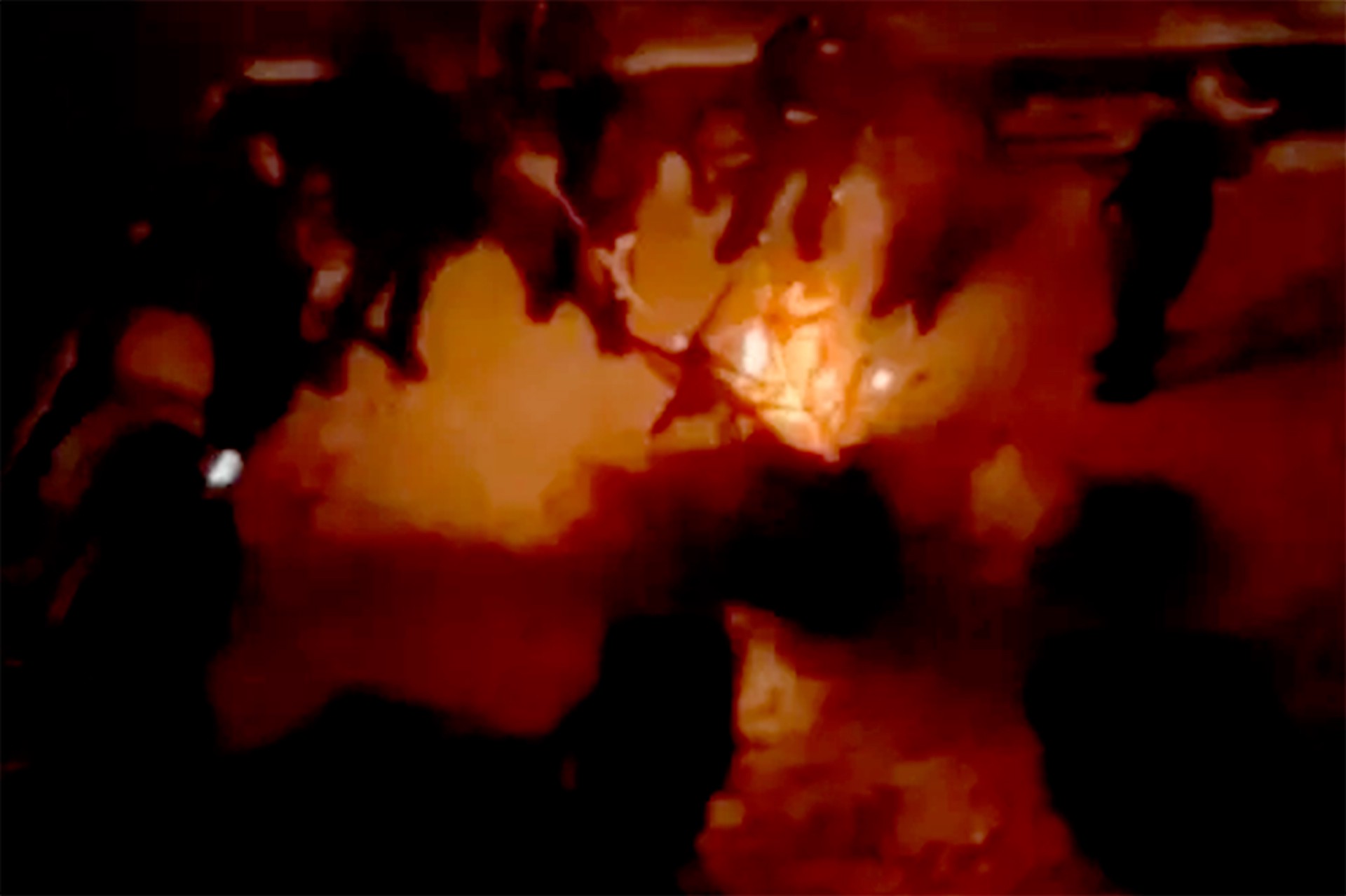 В Киеве жители жгут новогодние елки во дворах