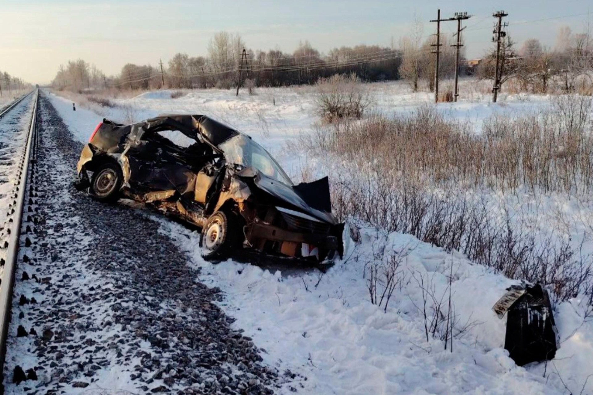 Четыре человека погибли при столкновении автомобиля с поездом