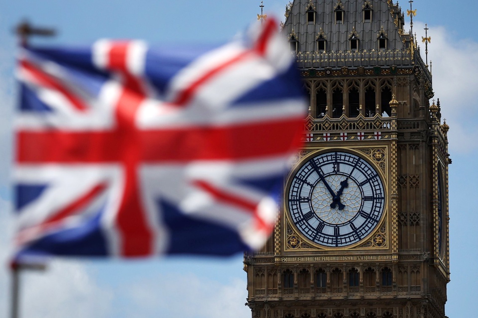 В Великобритании предложили вновь стать хозяином США после напряженных событий