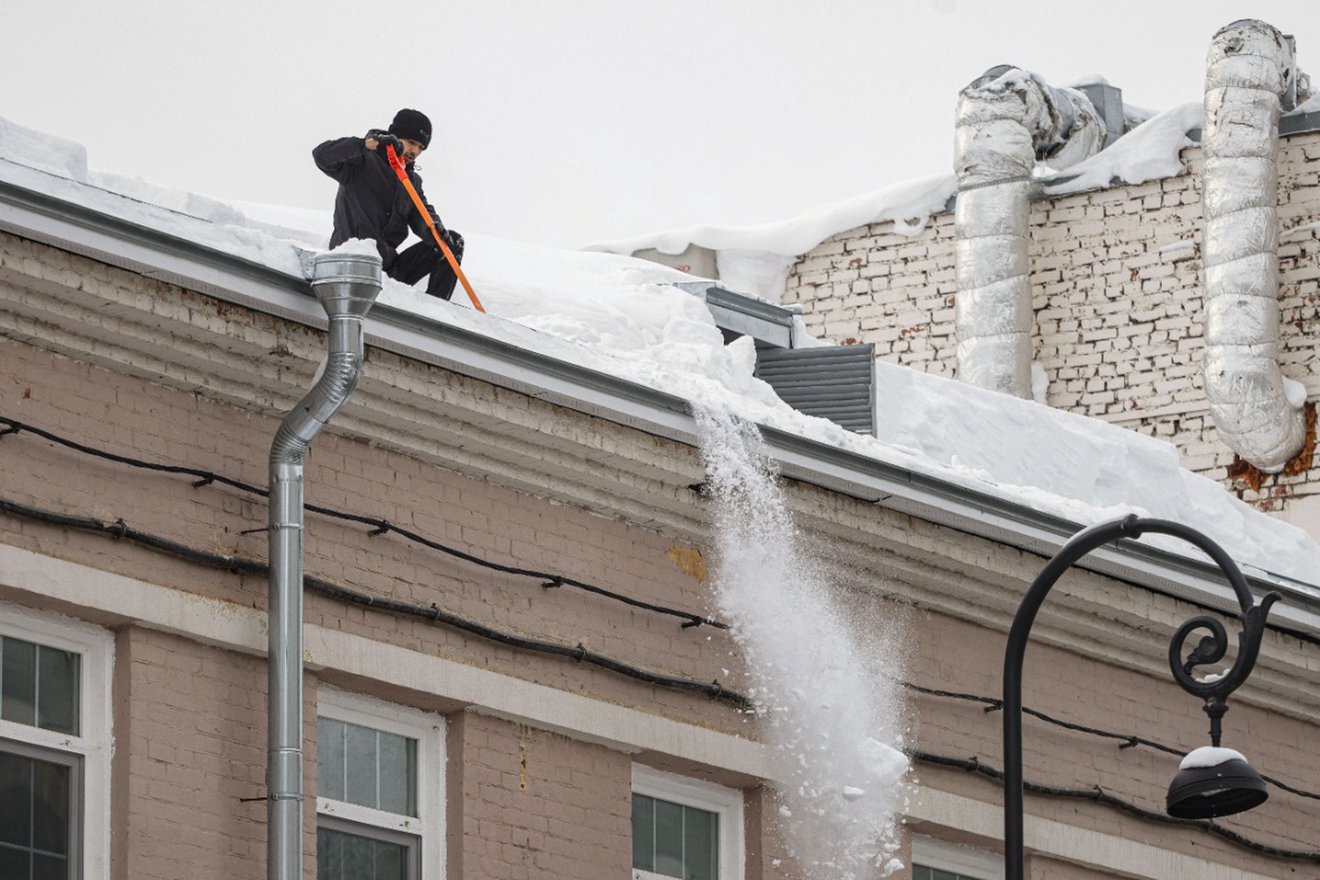 Россиянам назвали возможную сумму компенсации за полученные от схода снега с крыши травмы