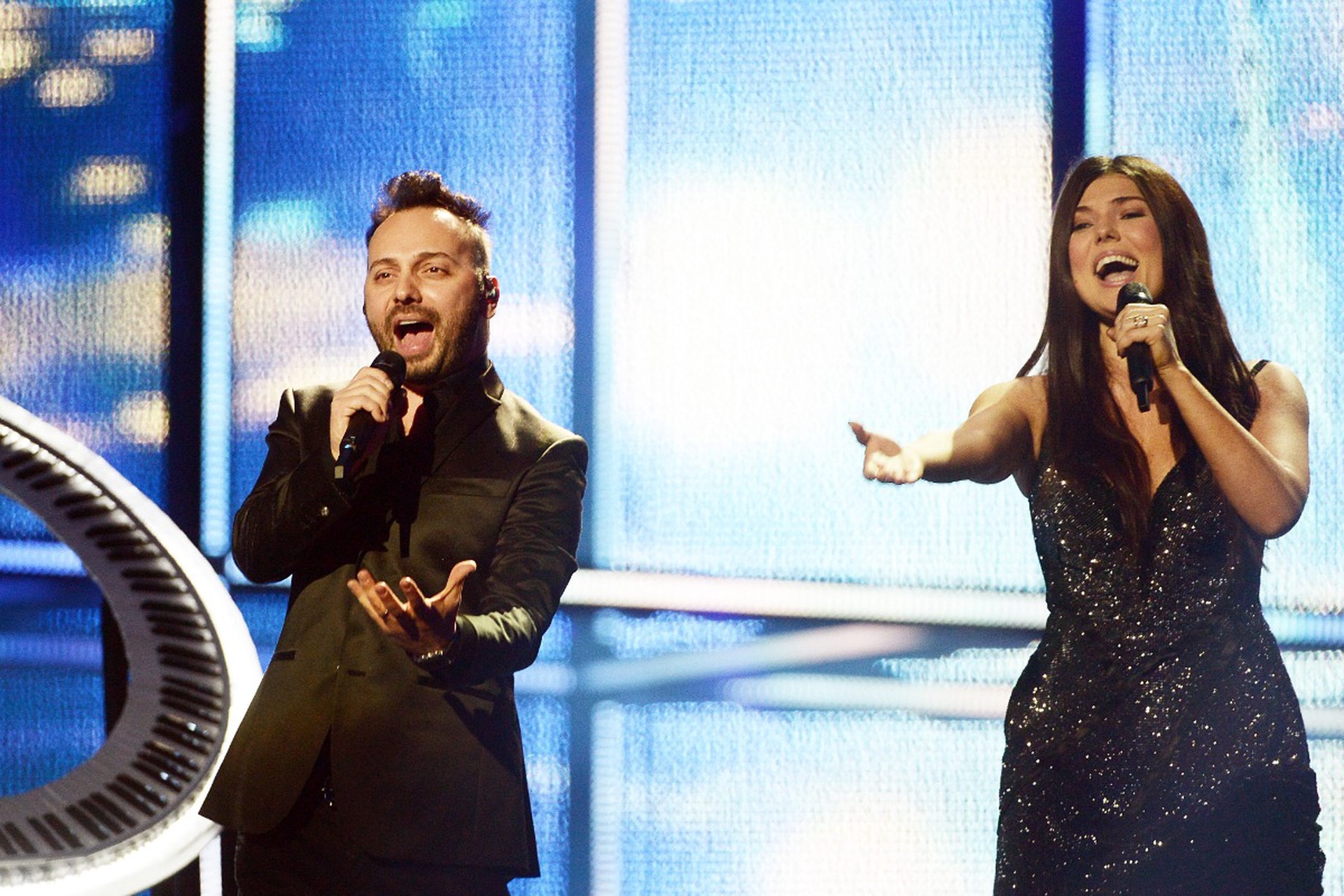 Румынскую певицу заставили извиниться за русское слово