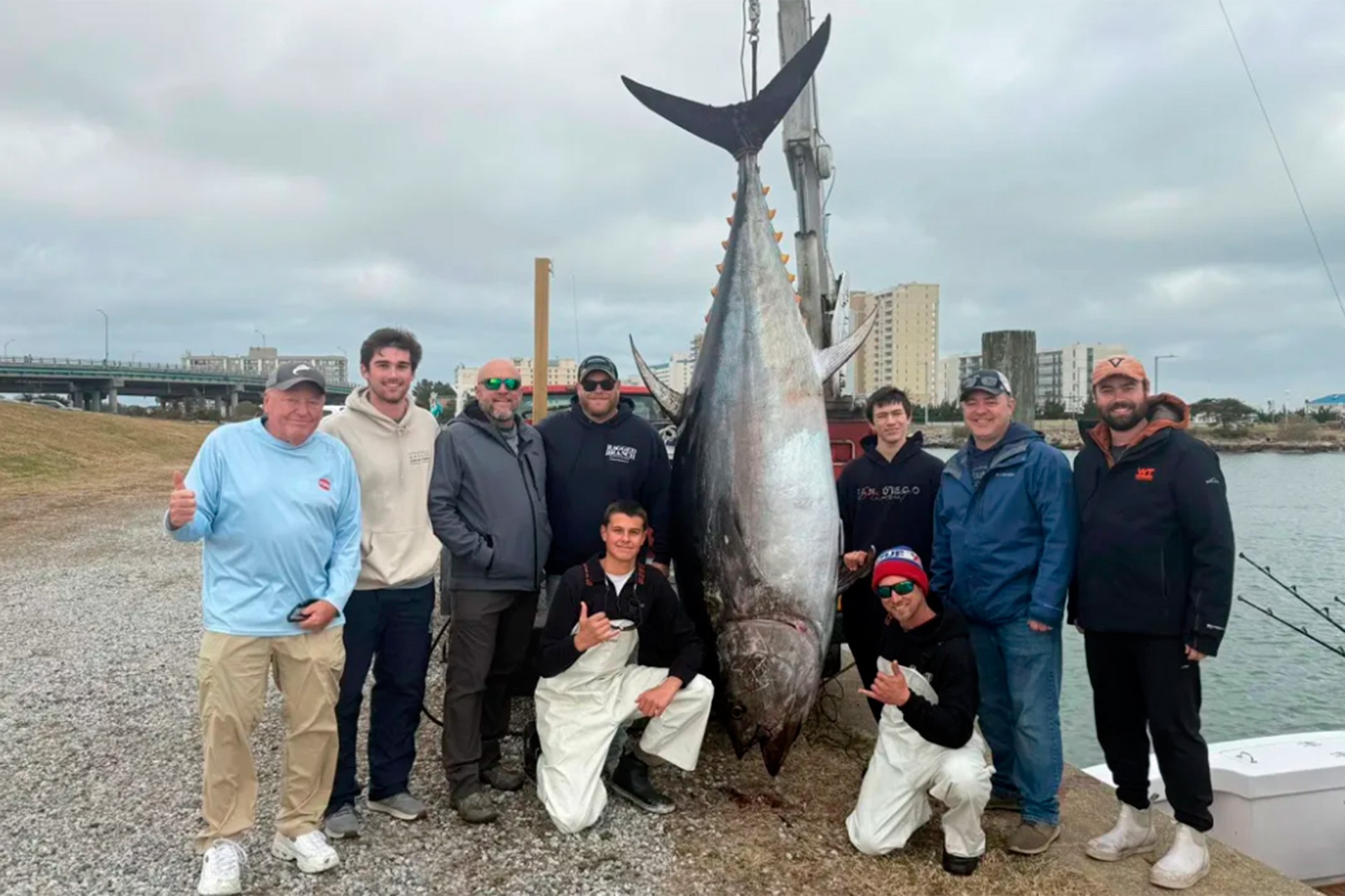 Рыбакам удалось поймать тунца рекордной величины