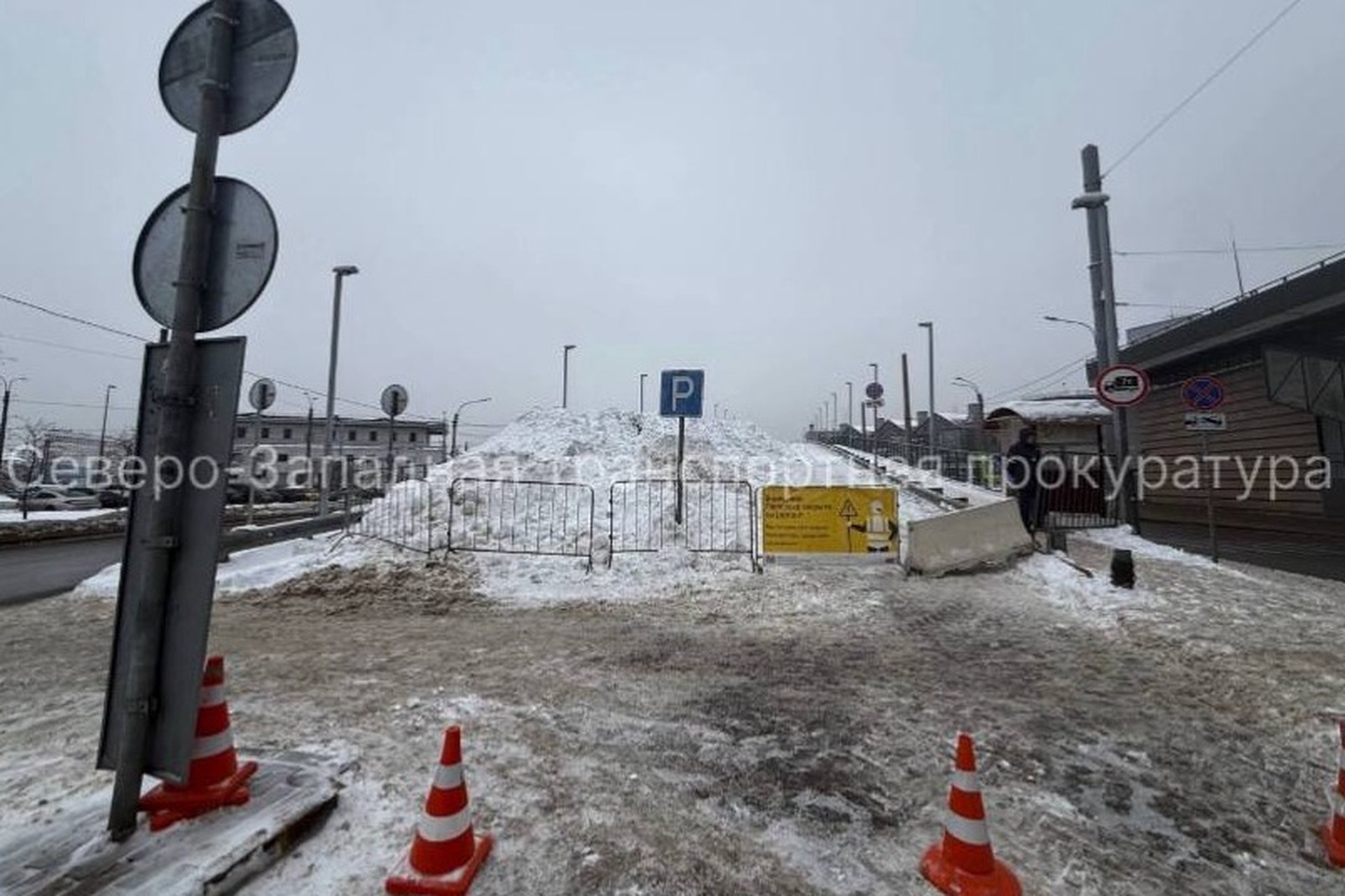 Рабочие засыпали снегом пандус на Ладожском вокзале
