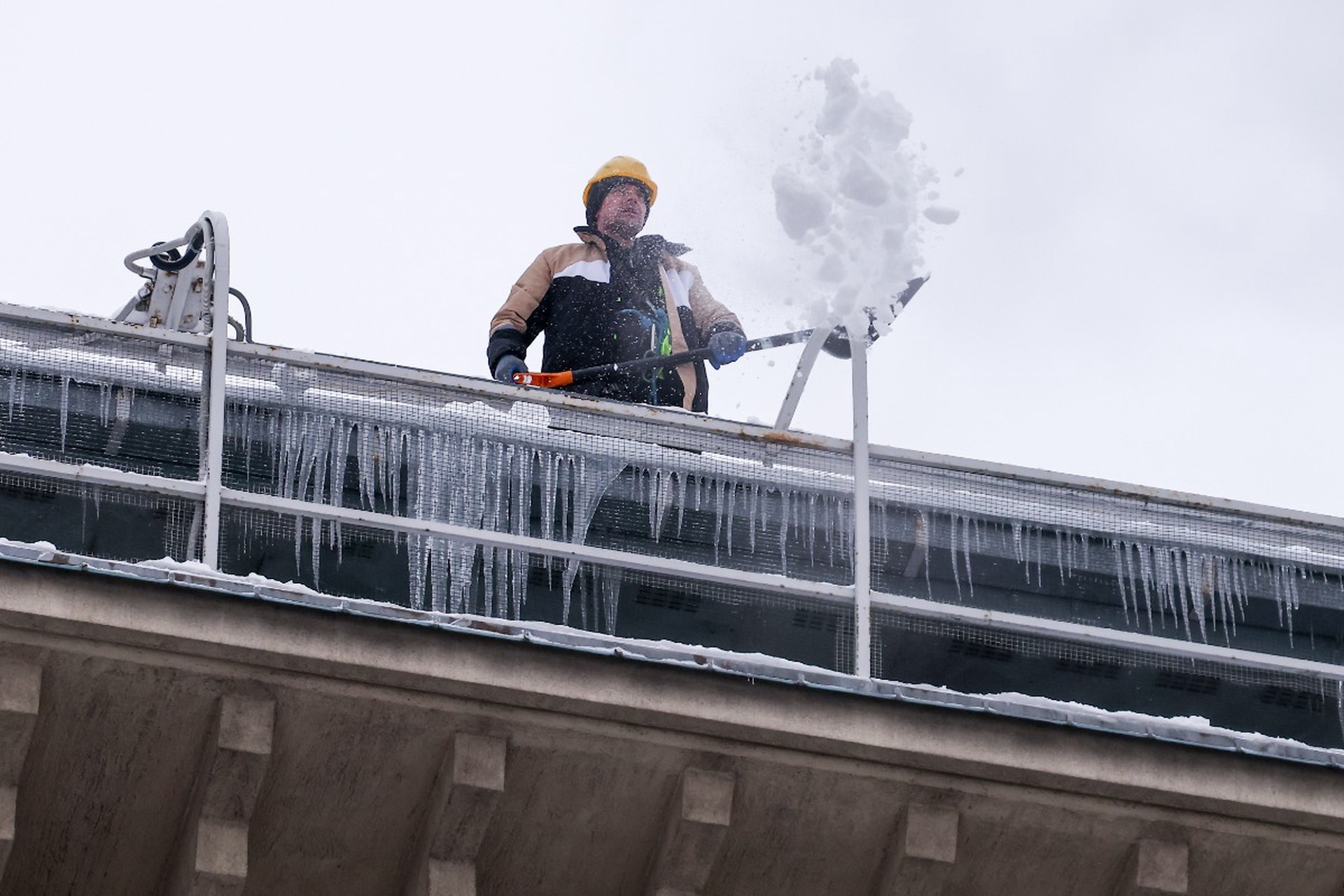 Россиянам рассказали, как отсудить у УК до 1 млн рублей за падение сосульки на машину