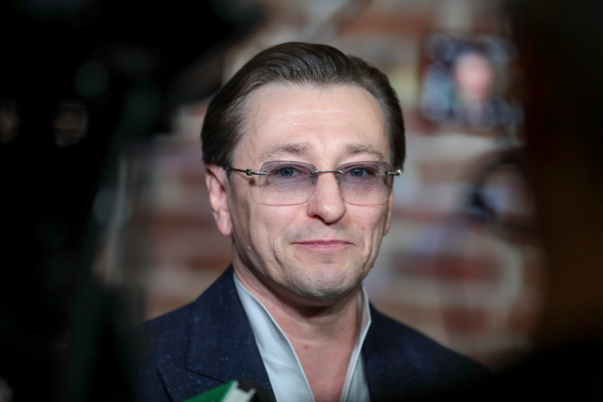 Сергей Безруков разобрался с масками