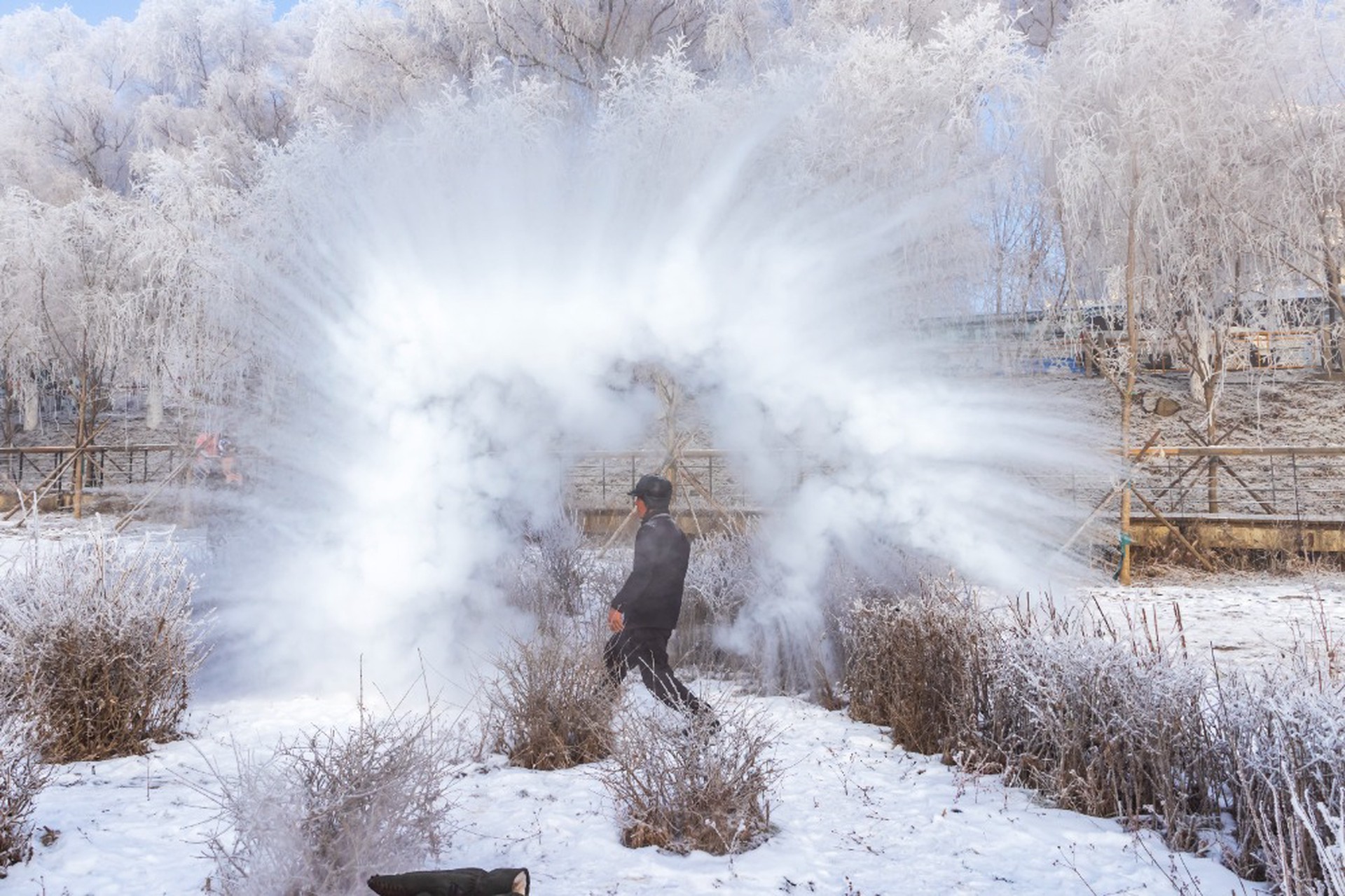 Россиян предупредили о жутких последствиях игры с кипятком на морозе