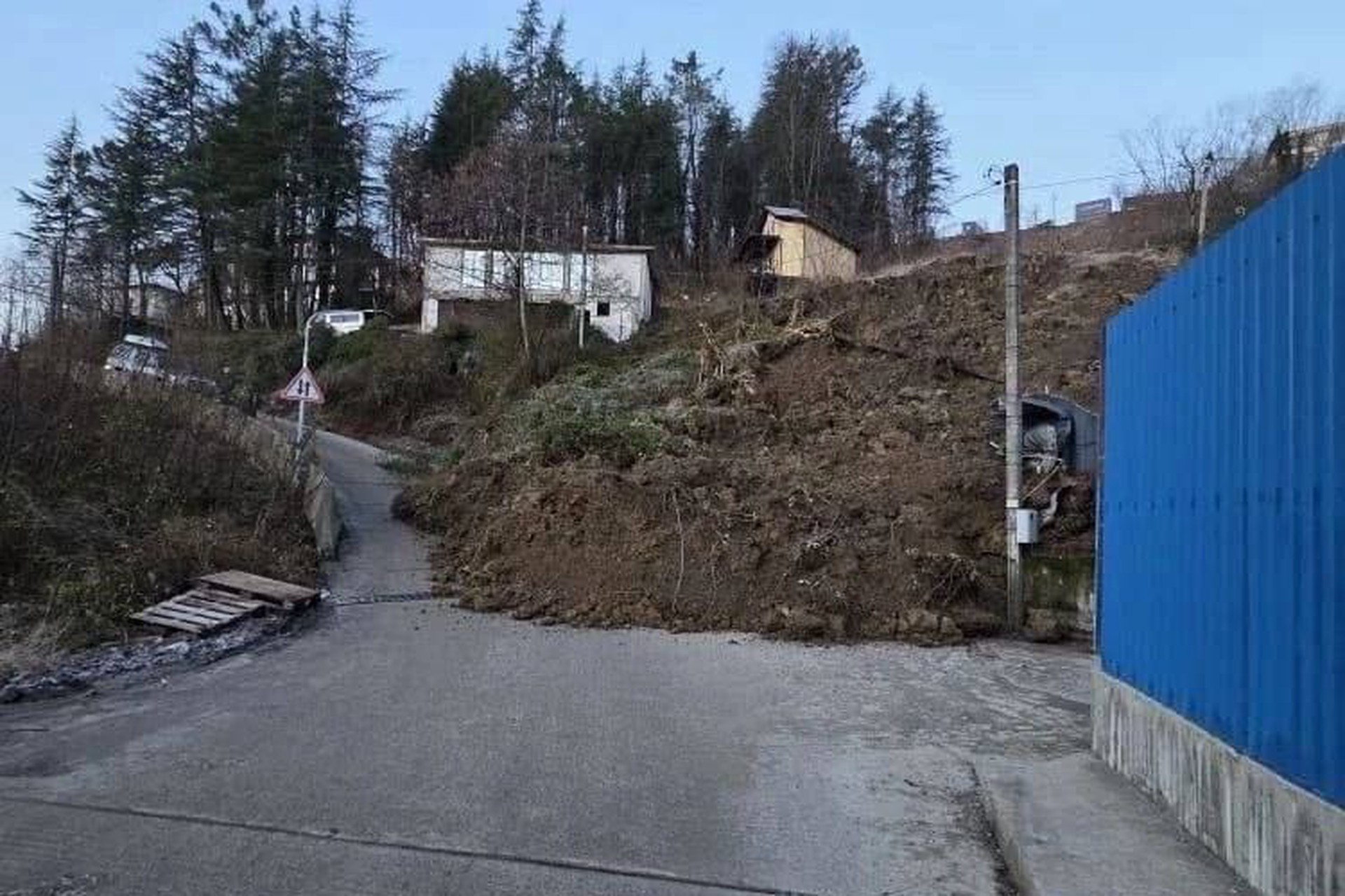 Огромная пробка образовалась в российском городе из-за оползня