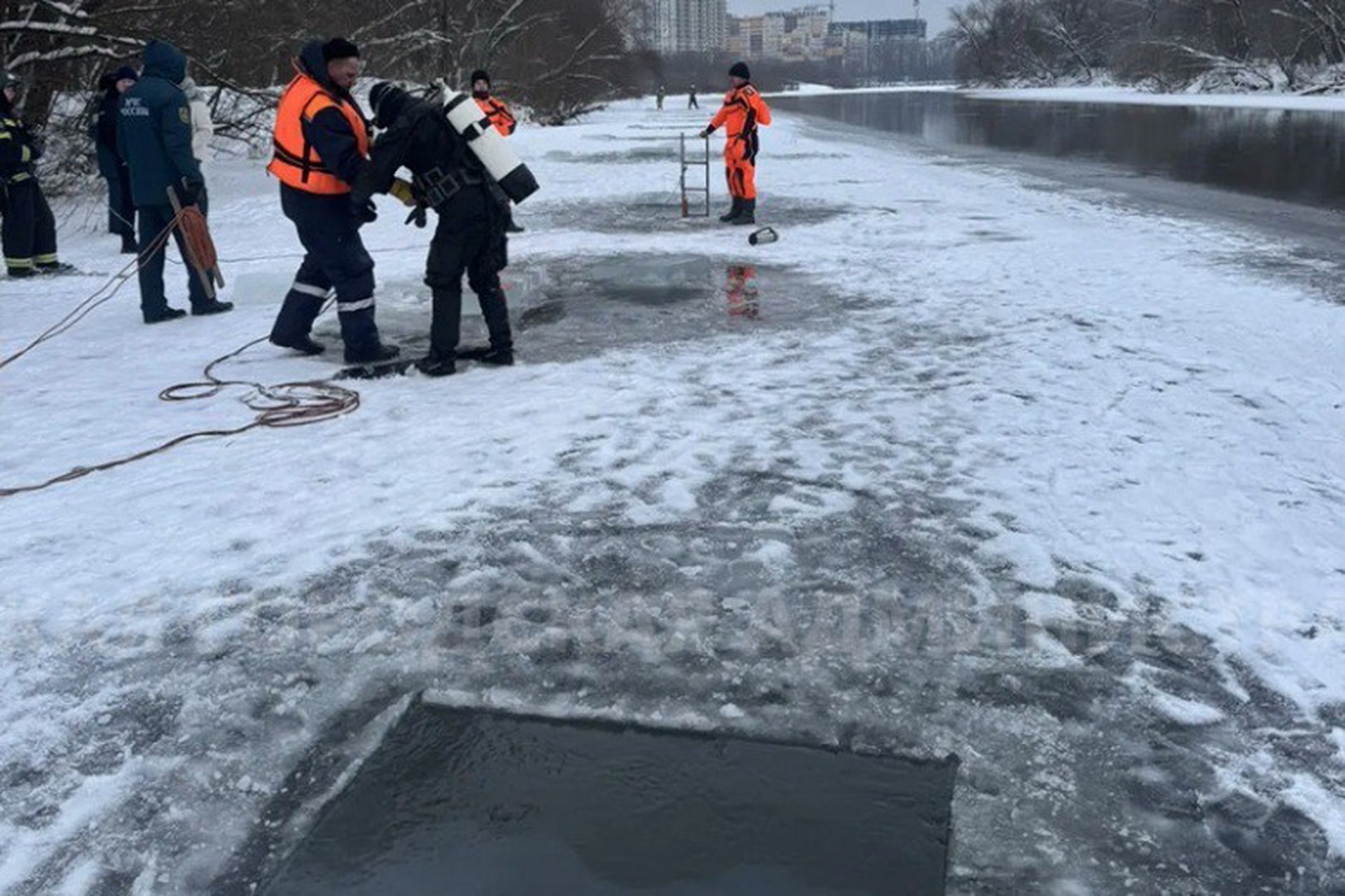 Дети провалились под лед во время катания на ватрушках