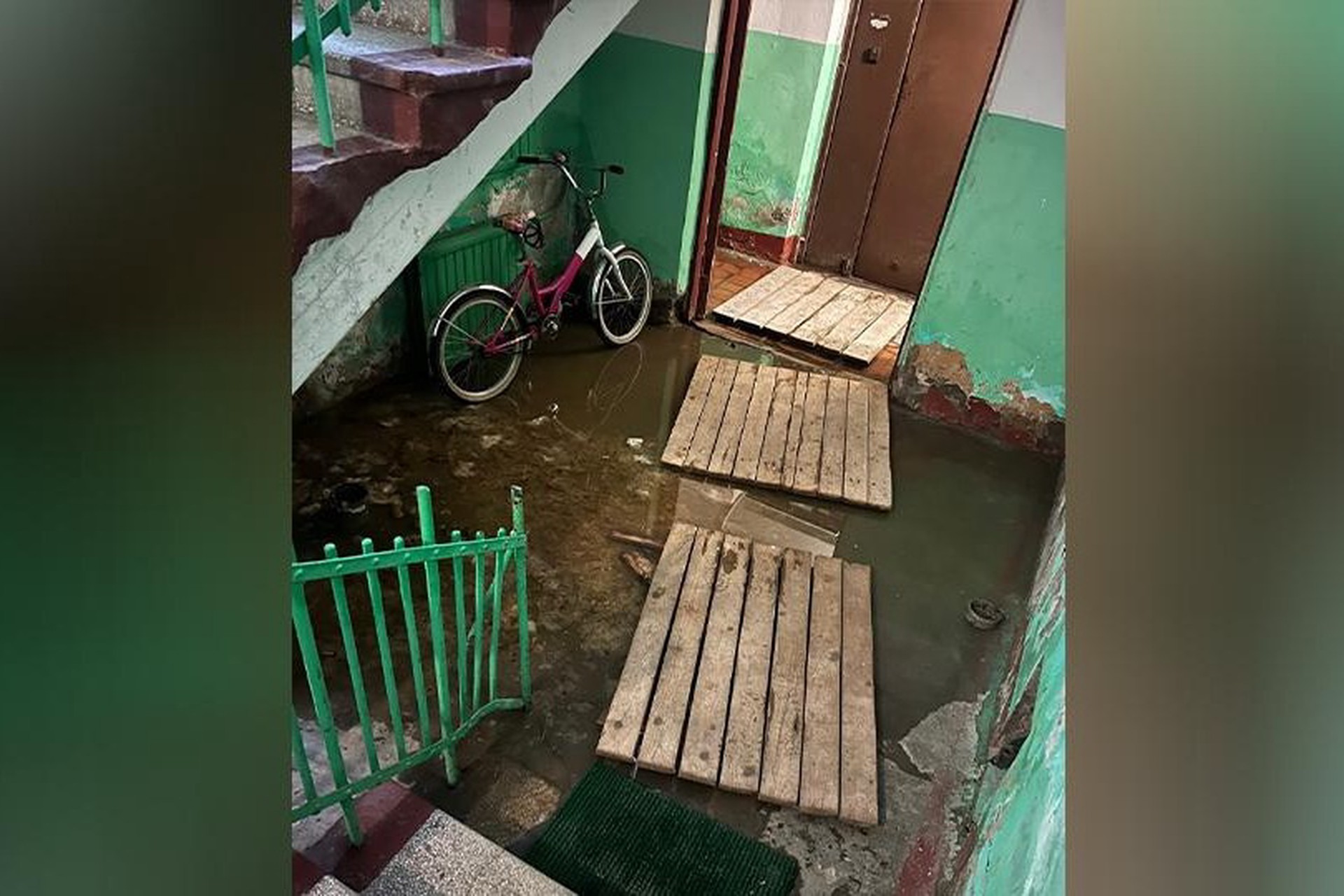 Подъезд жилого дома в российском городе залило фекалиями