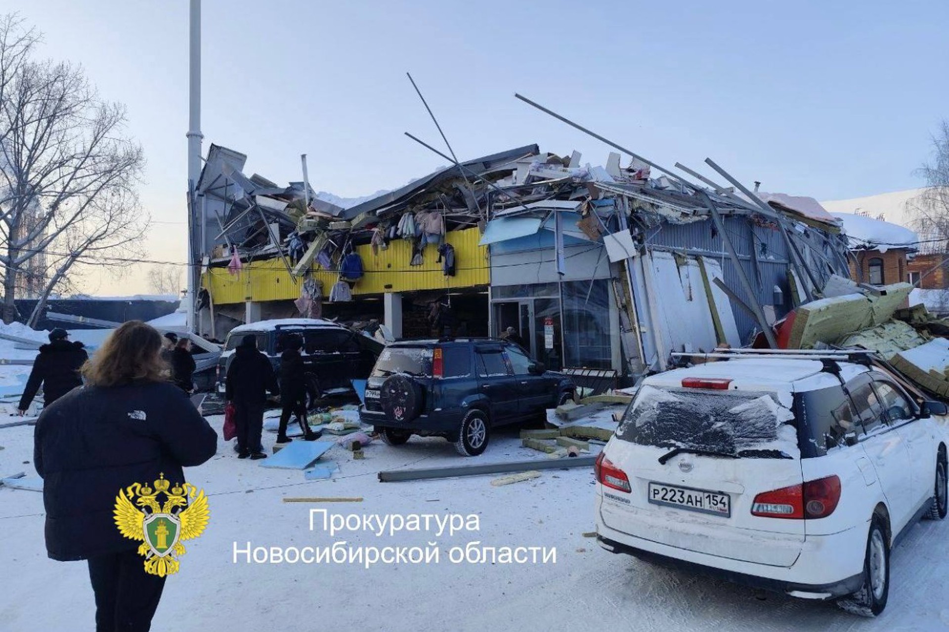 «Как воронкой затянуло»: люди пострадали при обрушении крыши ТЦ в российском городе