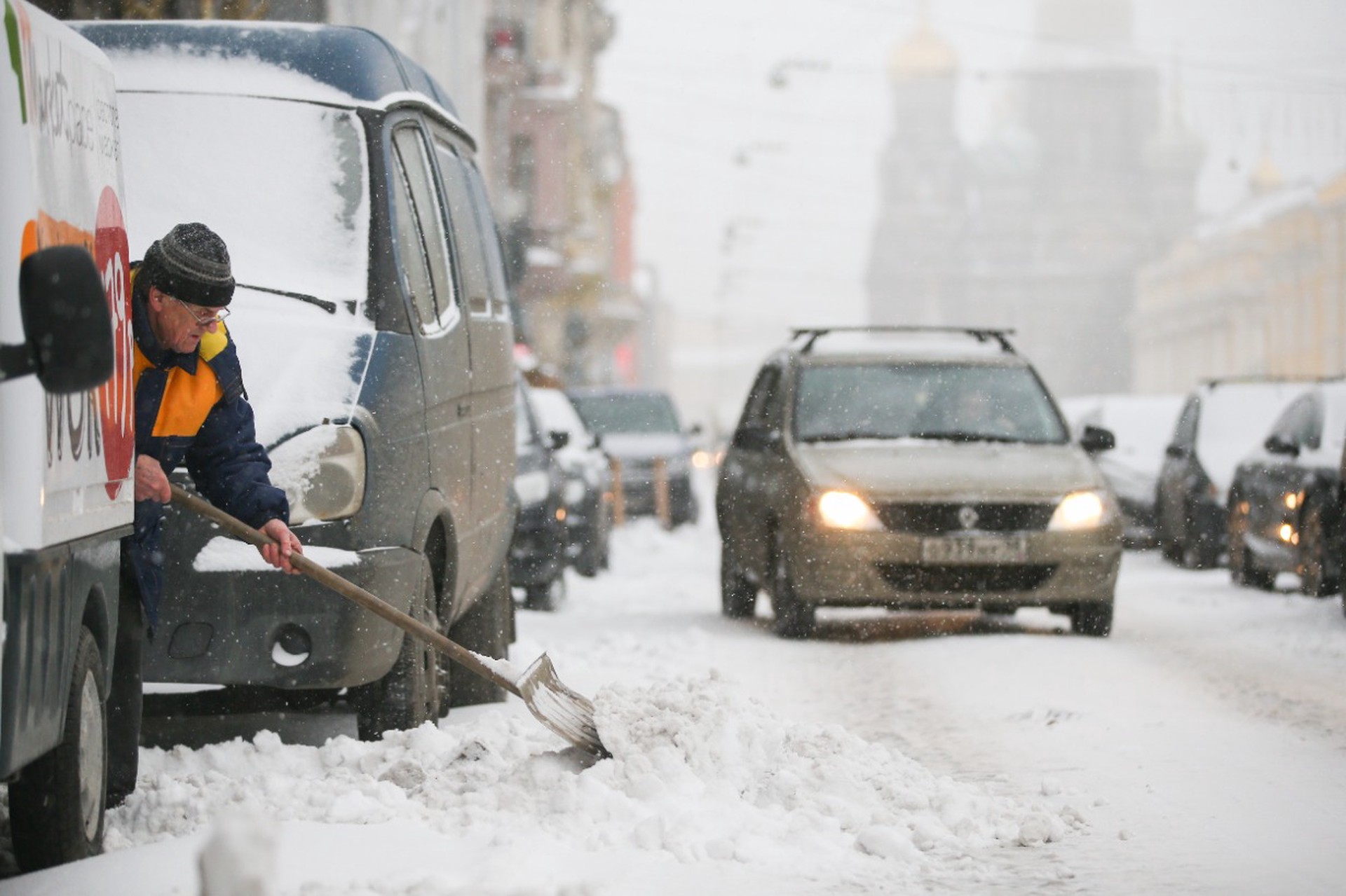 Дворник одним ловким движением помог задержать пьяного лихача