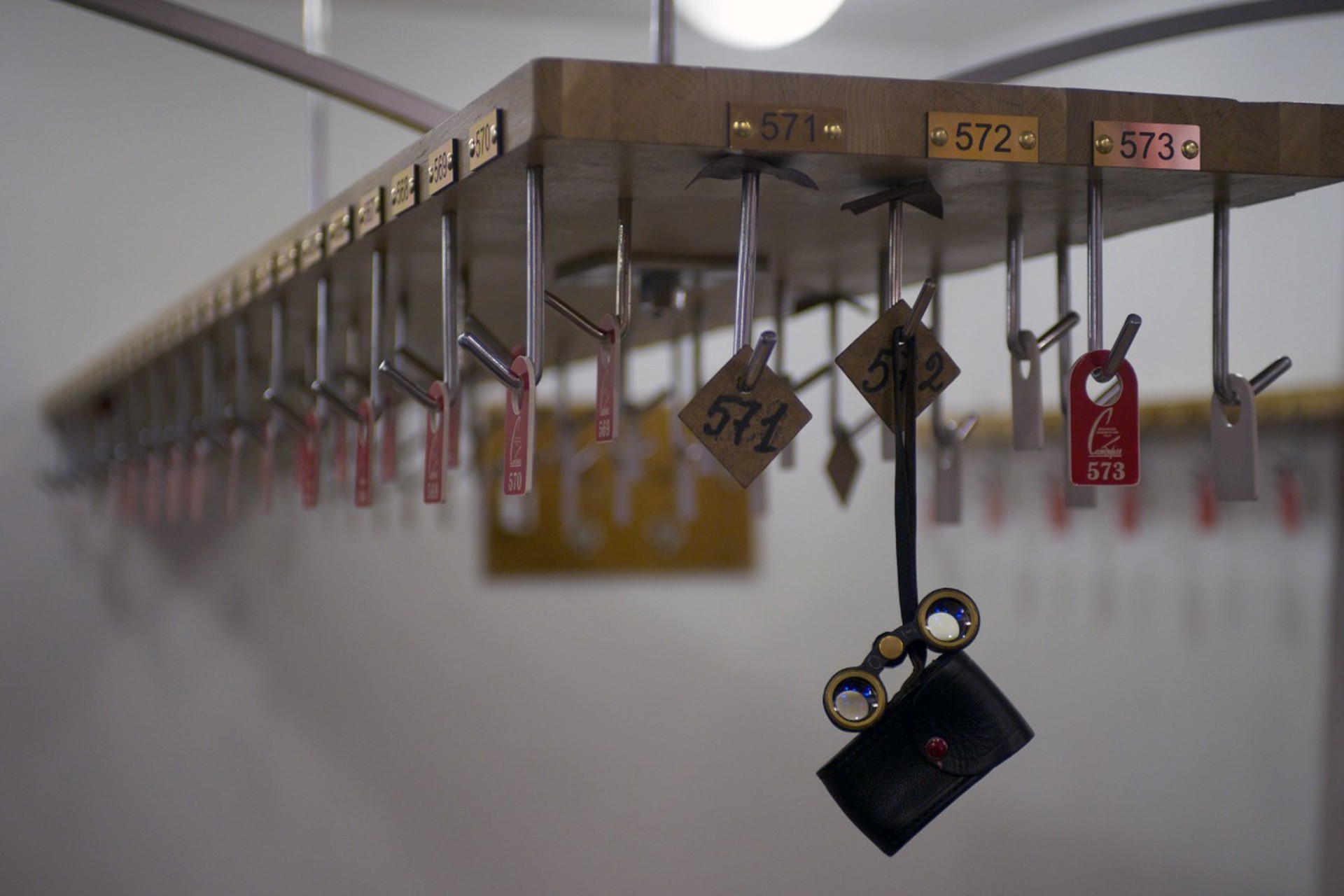 Юрист рассказала, как получить компенсацию в случае пропажи вещей из гардероба