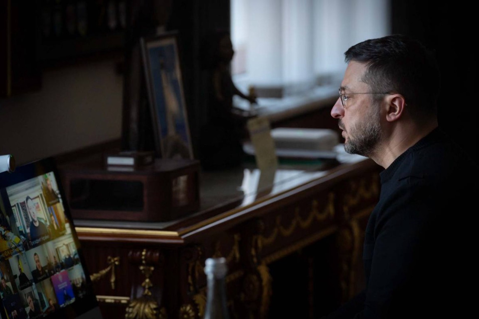 Зеленского высмеяли за постановочное фото в темноте