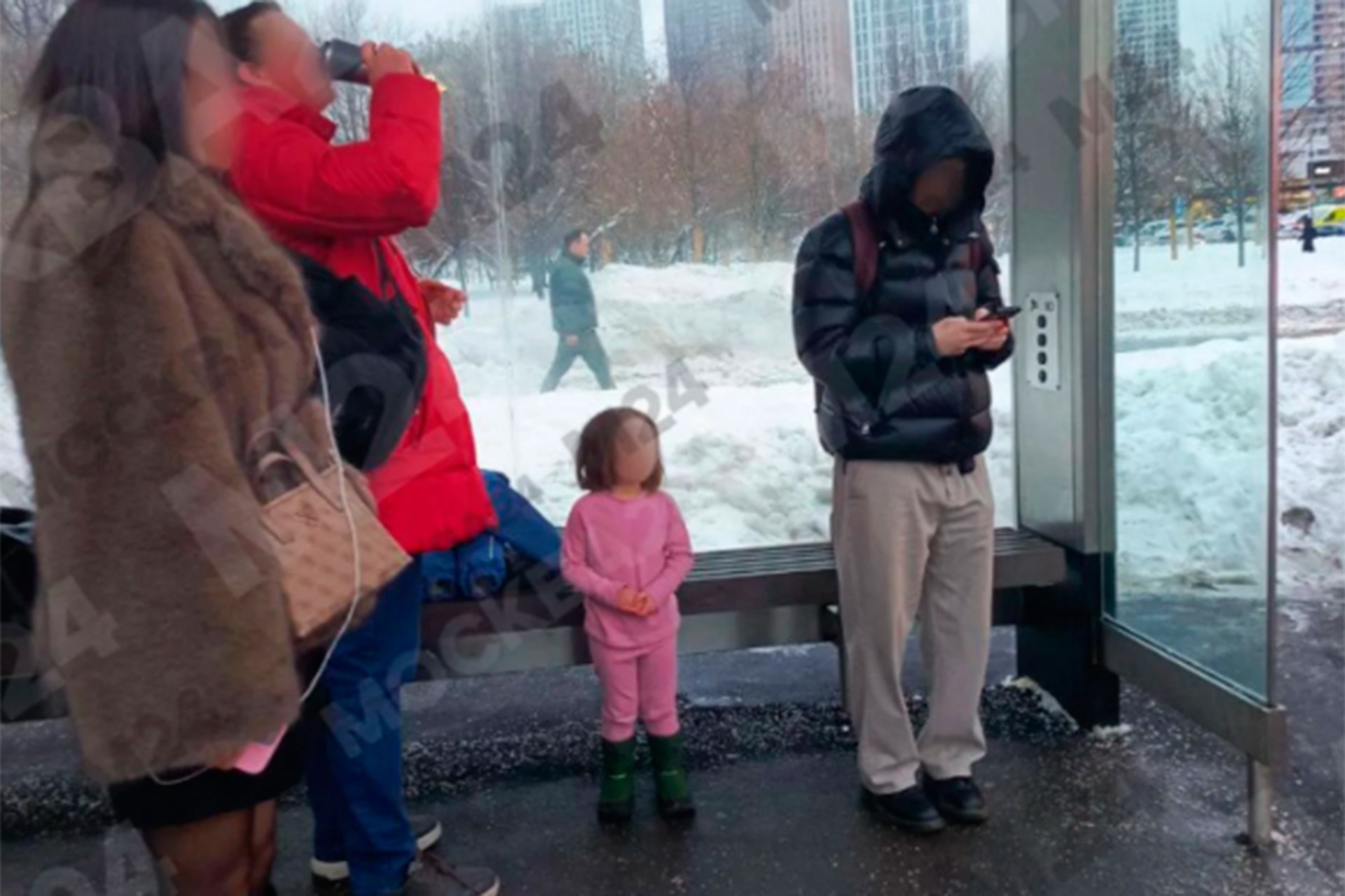Родителей полураздетой девочки с остановки в Москве потребовали проверить