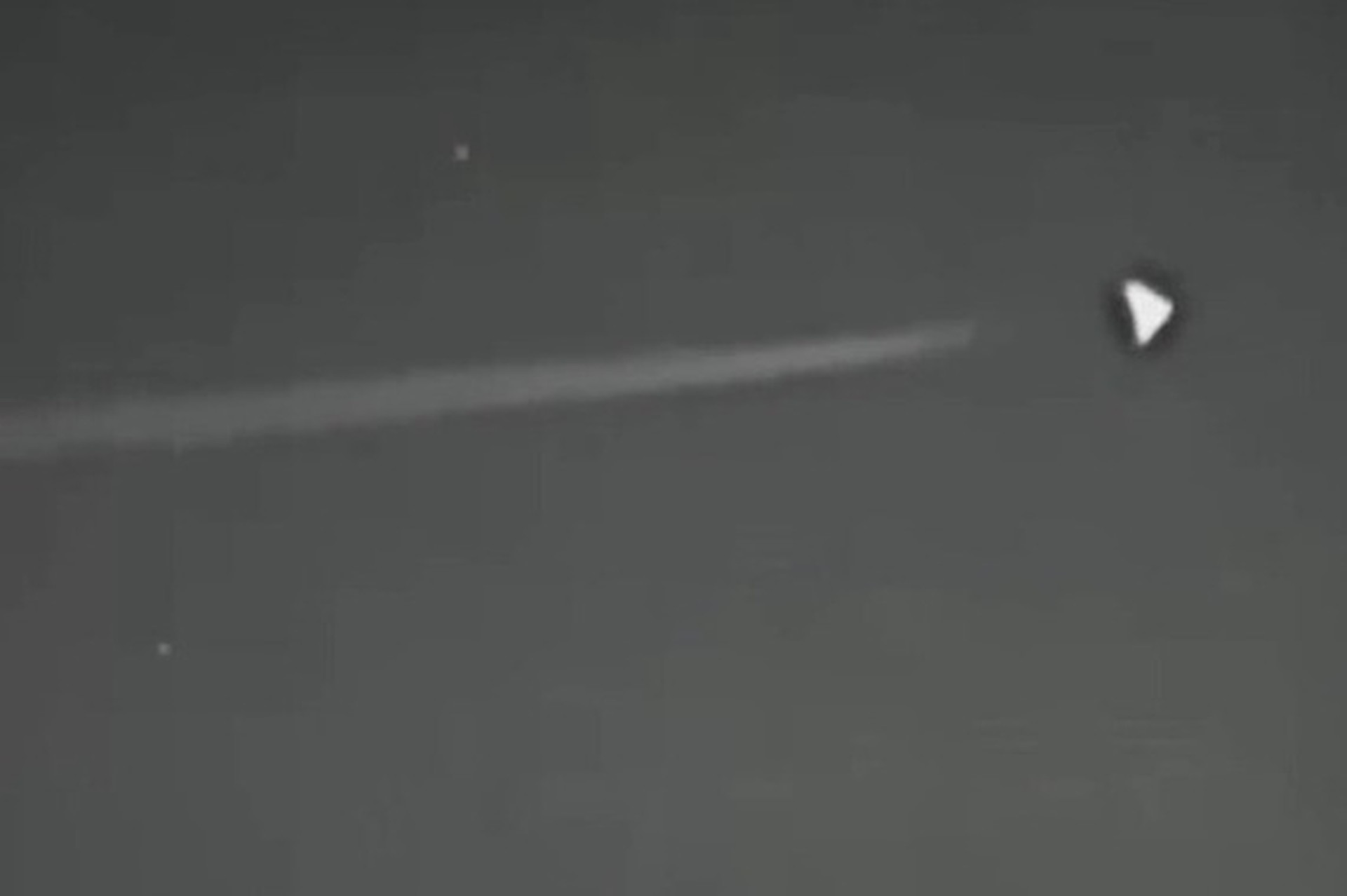 Загадочный треугольный объект пролетел над Зоной 51