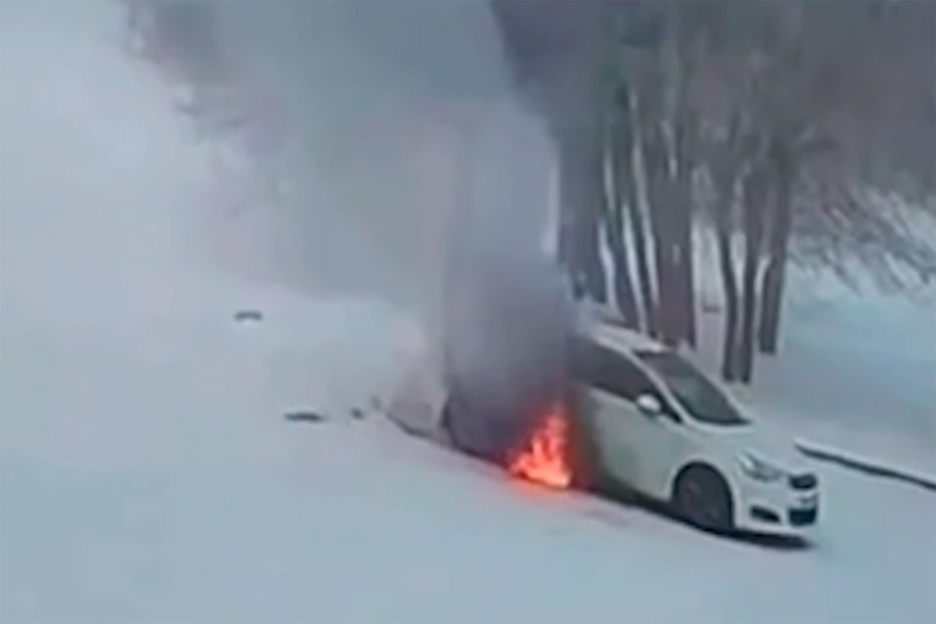 В российском городе тренер спас мальчика из горящей машины