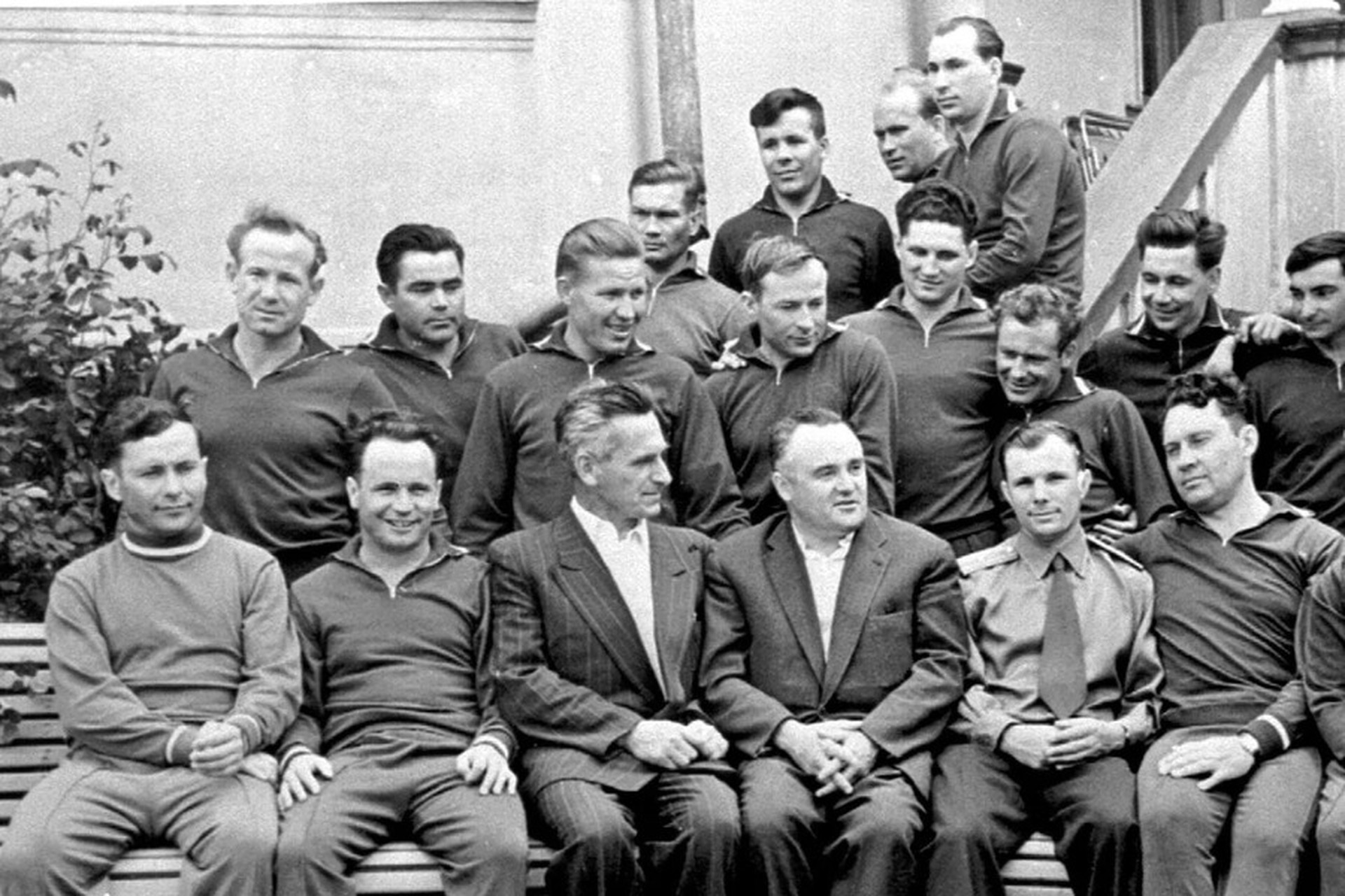 25 января. 65 лет назад (в 1961-м) Юрий Гагарин, Герман Титов, Андриян Николаев, Павел Попович, Валерий Быковский и Григорий Нелюбов первыми назначены на должности космонавтов и получили квалификацию «космонавт ВВС»